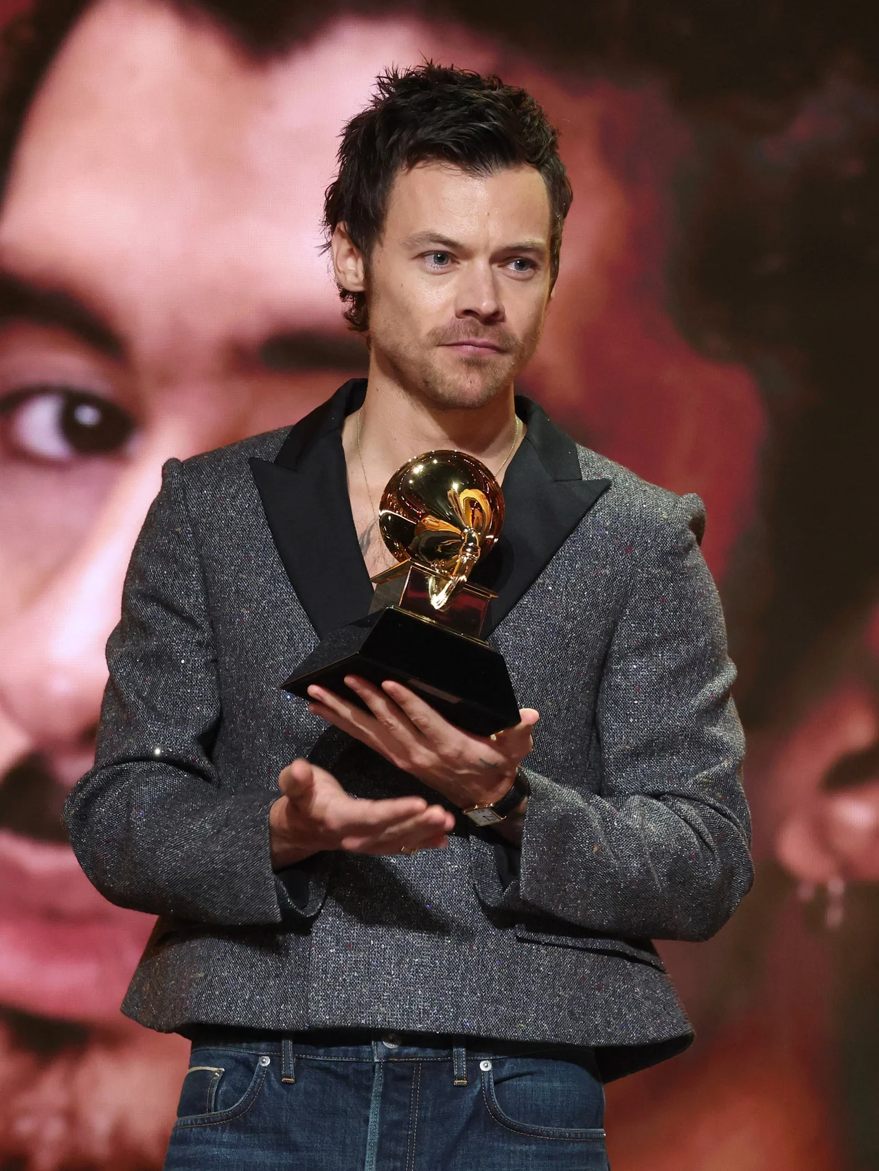 ハリー・スタイルズ、約４年前から噂されるハゲ疑惑について、ユーモア溢れる積極的な返しが話題