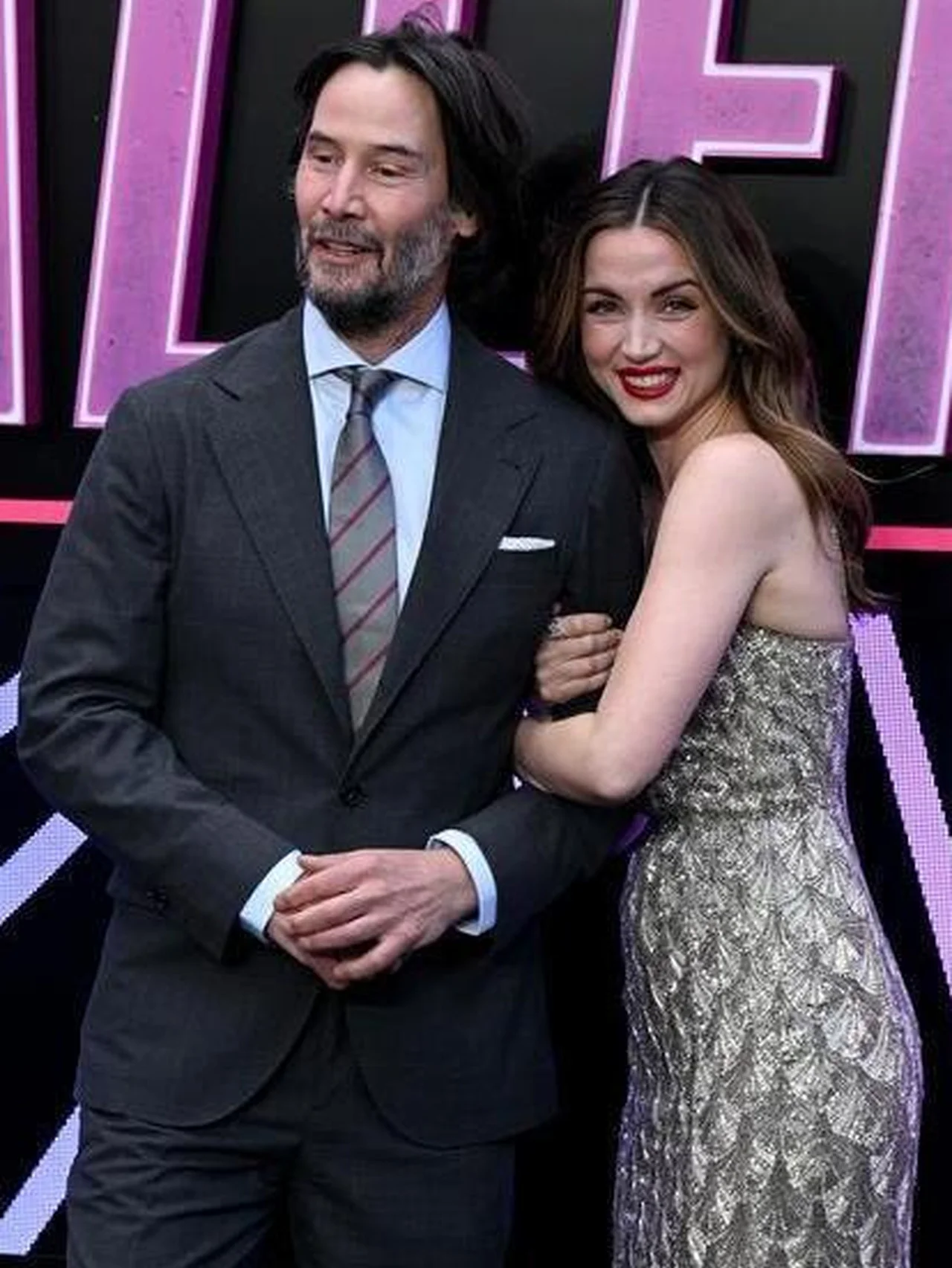 アナ・デ・アルマス、キアヌ・リーブスの腕を抱き締めて満面の笑み！ 『ジョン・ウィック』スピンオフ作品のプレミアで熱愛を噂されるトム・クルーズとのツーショットは叶わず