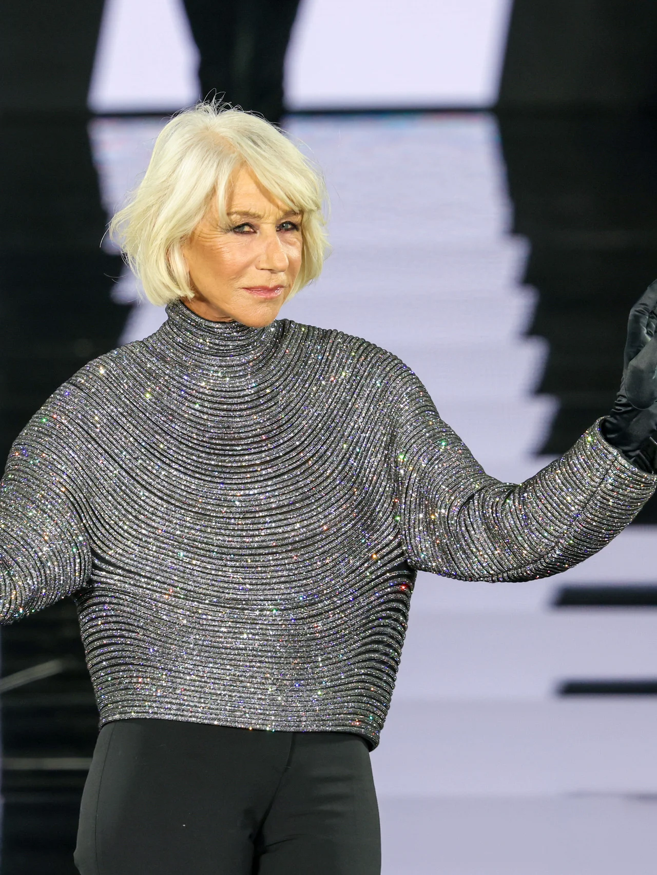 ヘレン・ミレン、80歳でランウェイに登場！ 「年を重ねることはOLD（古くなる）ではなくGOLD（輝く）」という持論を体現！