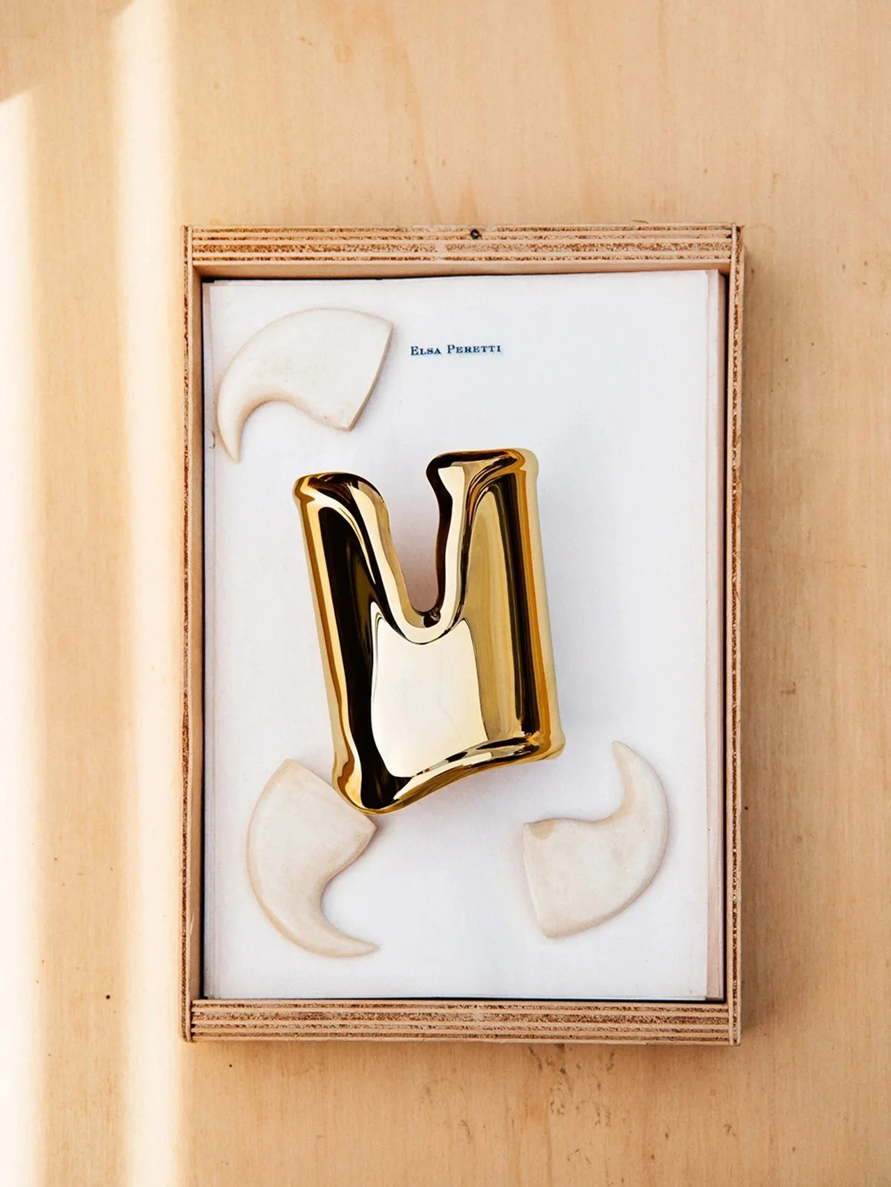 【ティファニー】のジュエリー、「エルサ・ペレッティ™ ボーン カフ」｜人生を彩る名品図鑑