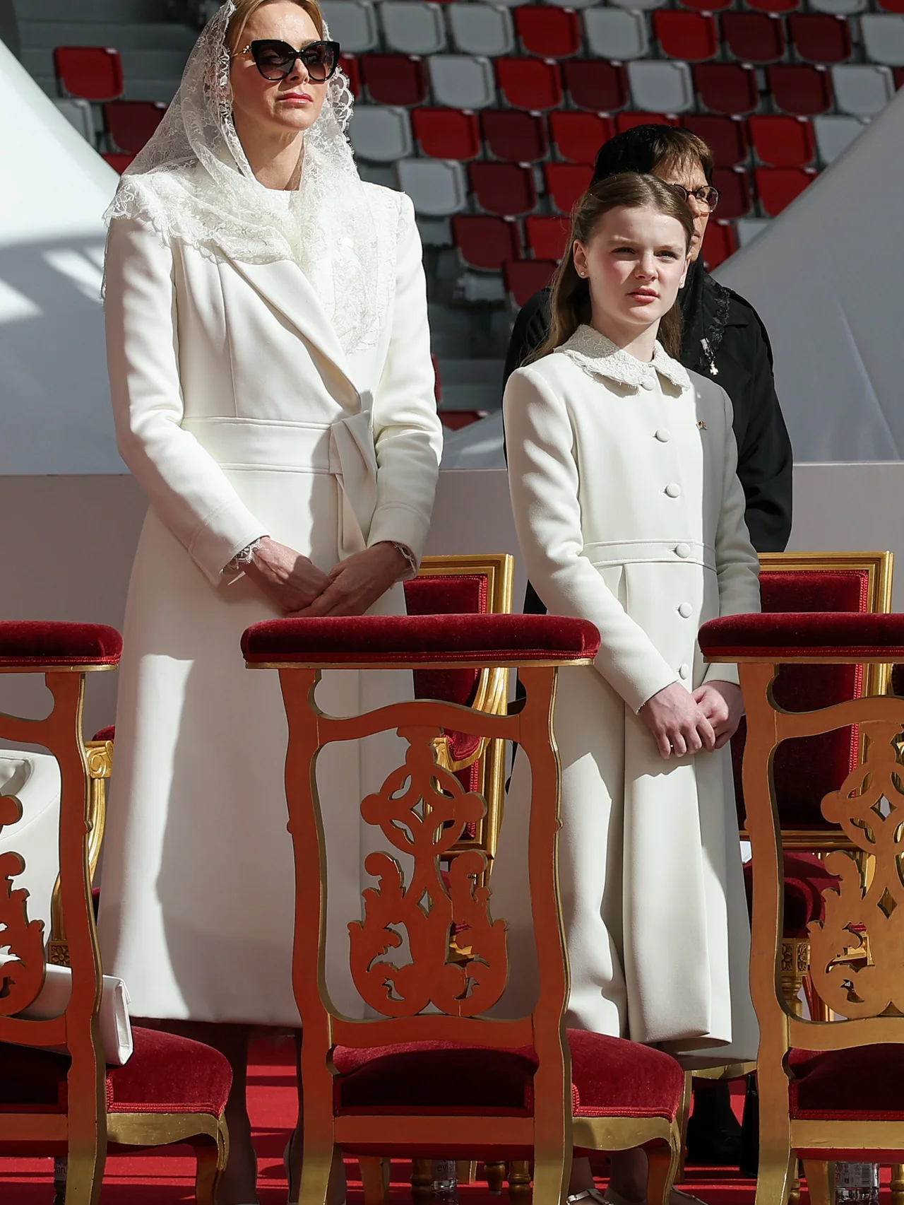 モナコ王室がローマ新教皇レオ14世を歓迎。シャルレーヌ公妃とガブリエラ公女は白一色、シャルロット・カシラギやベアトリーチェ・ボロメオは黒一色に正装した美の共演が話題