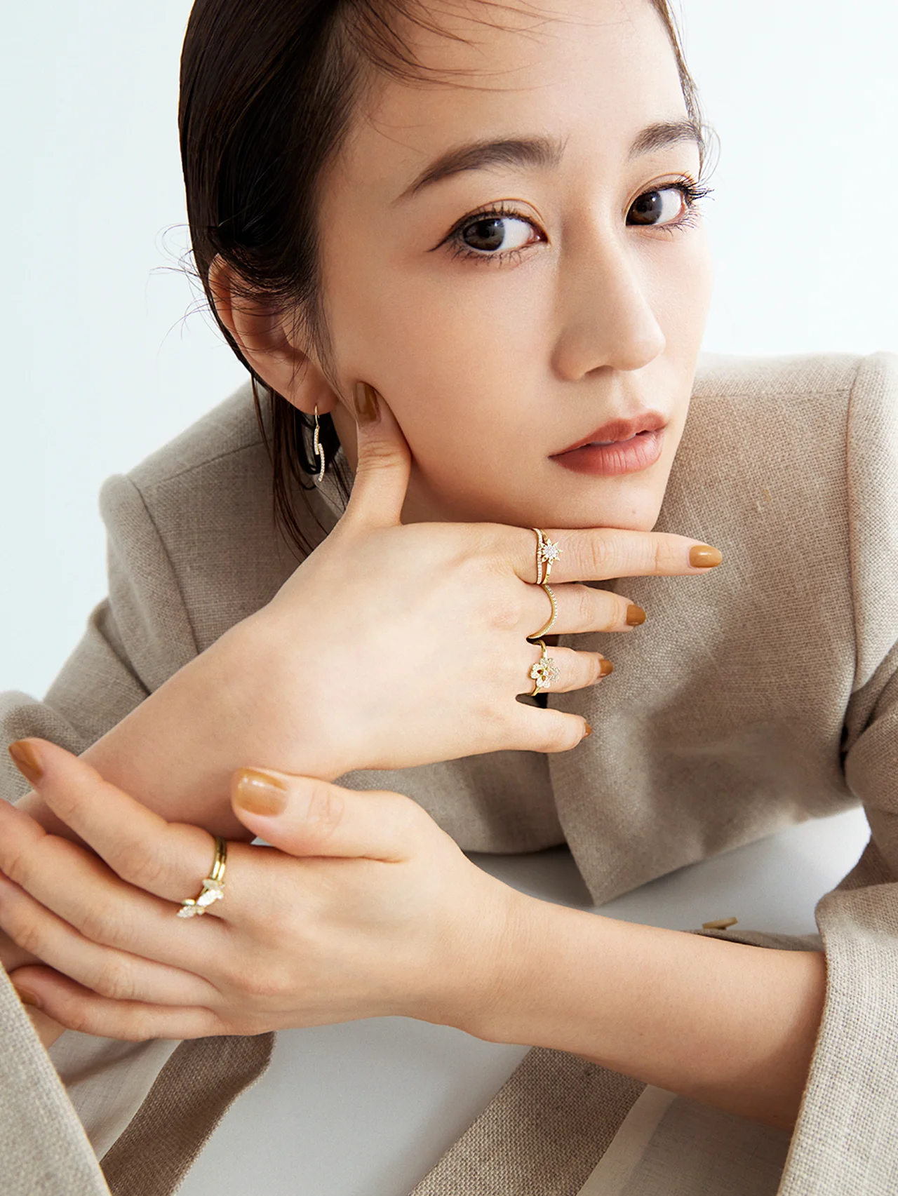 前田敦子がまとう、「アーカー」のダイヤモンドジュエリー