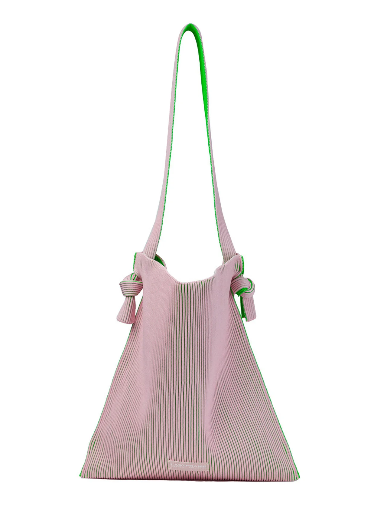 ラップトップも楽々入る、軽くて丈夫な【ラストフレーム】のニットバッグ vol.1206