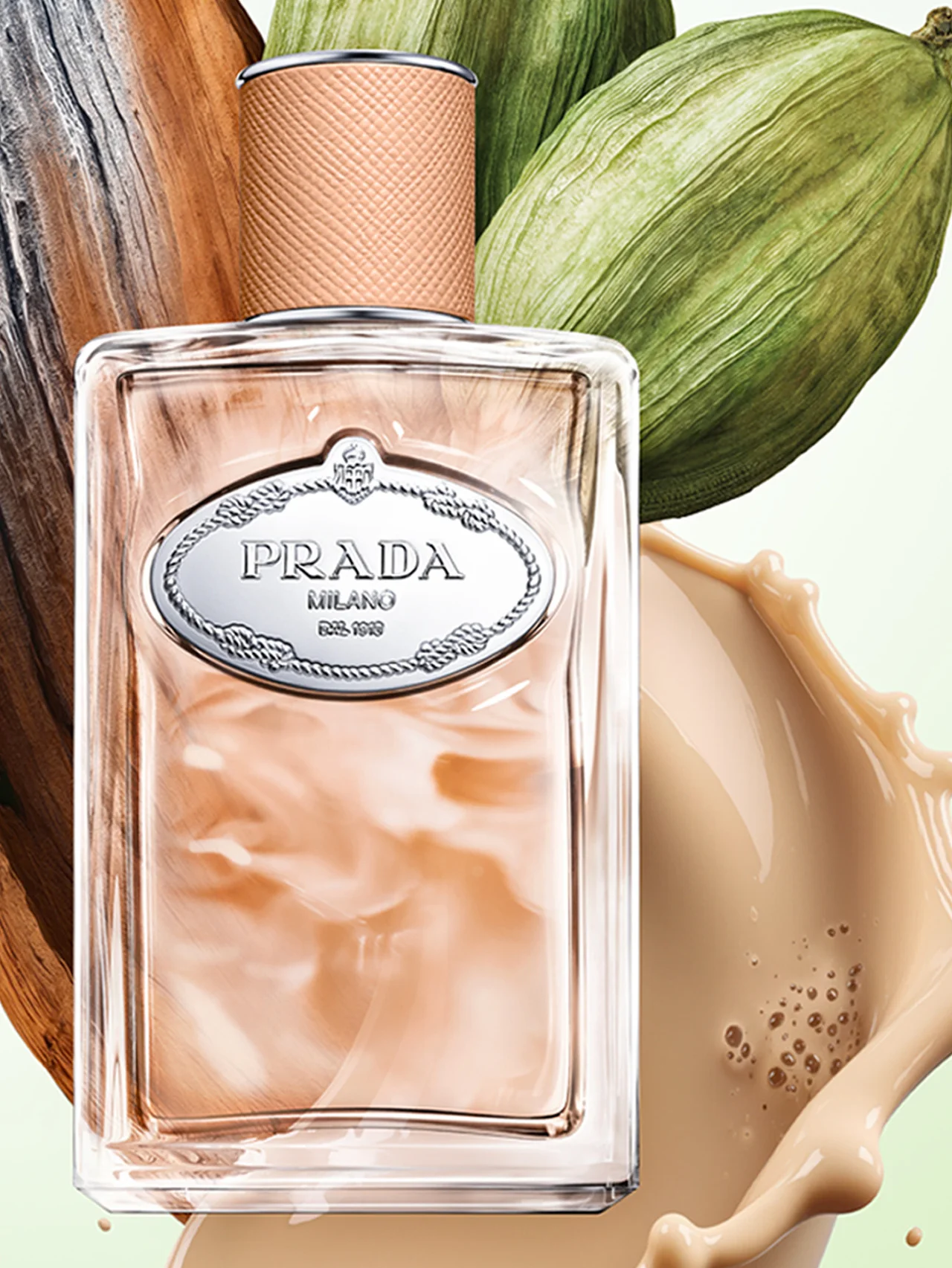 【プラダ ビューティ】新フレグランスは、やわらかさの中に刺激が潜む“サンタル チャイ”の香り