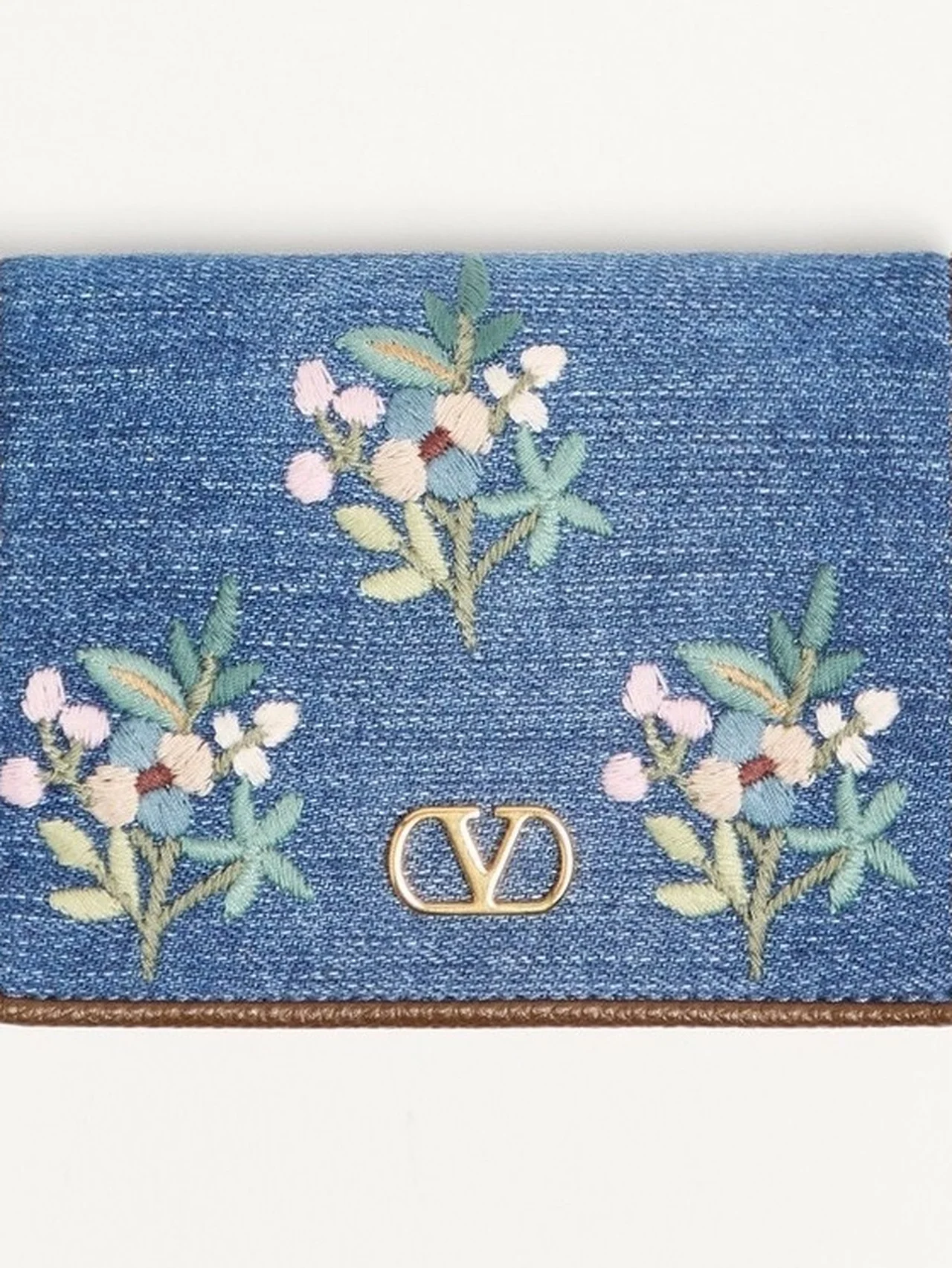 【ヴァレンティノ ガラヴァーニ】の財布。デニムに咲く小さなフラワー刺しゅう