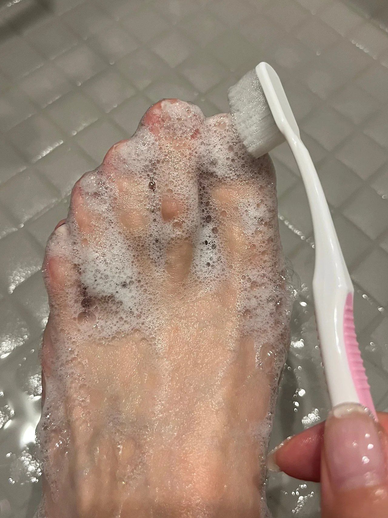 【体験レポ】もう足のニオイに悩まない！皮膚科医直伝の6つの足まわりケアをエディターが試してみた