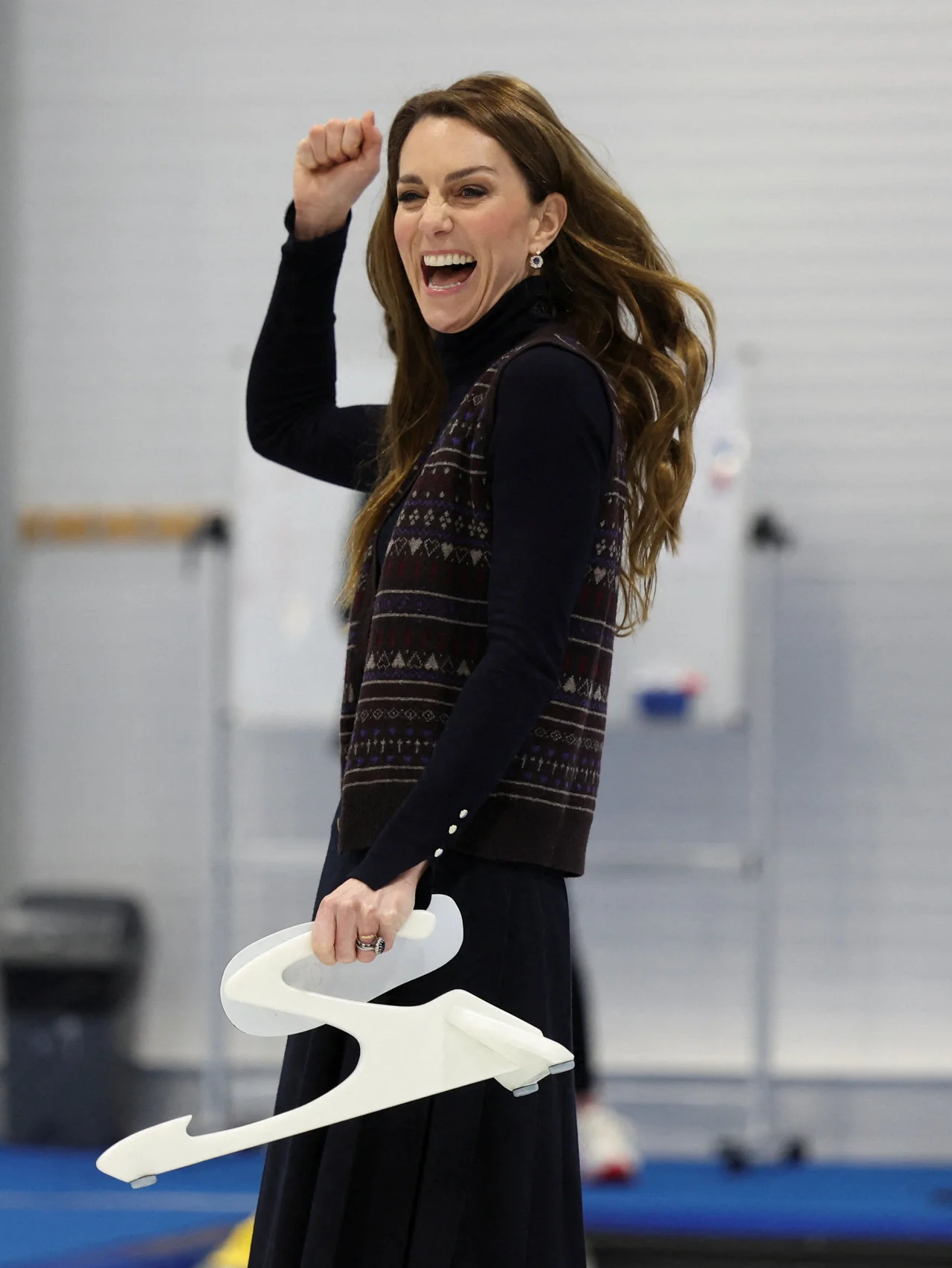 キャサリン皇太子妃、スカート姿で挑んだカーリング対決でウィリアム皇太子に勝利！ 自らがデザインに関わったタータンチェックのロングコートでスコットランドに敬意を示す