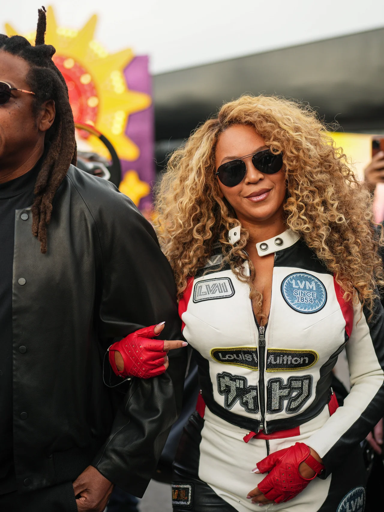 ビヨンセのセクシーなレーシングスーツに書かれたカタカナの文字に思わず二度見！ 豪華セレブ大集合のF1ラスベガスGPで圧巻のオーラを放ち、話題を独占