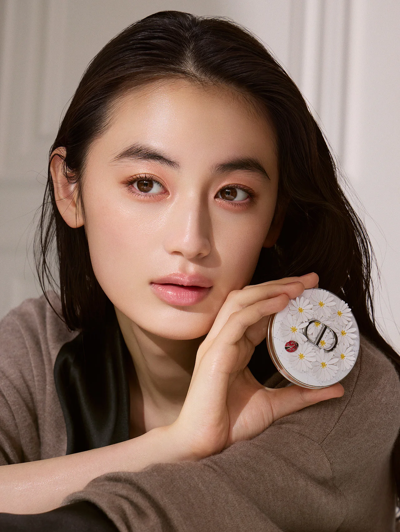 DIOR 八木莉可子が魅せるサマー・メイクアップ  夏のきらめきを色にのせて