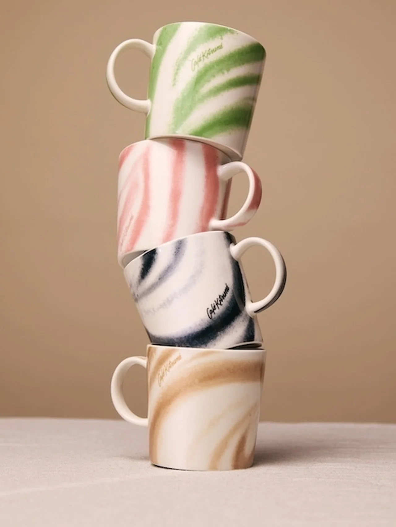 【カフェ キツネ】と【イッタラ】がコラボ！ 4色のマグカップをイメージしたドリンクも登場