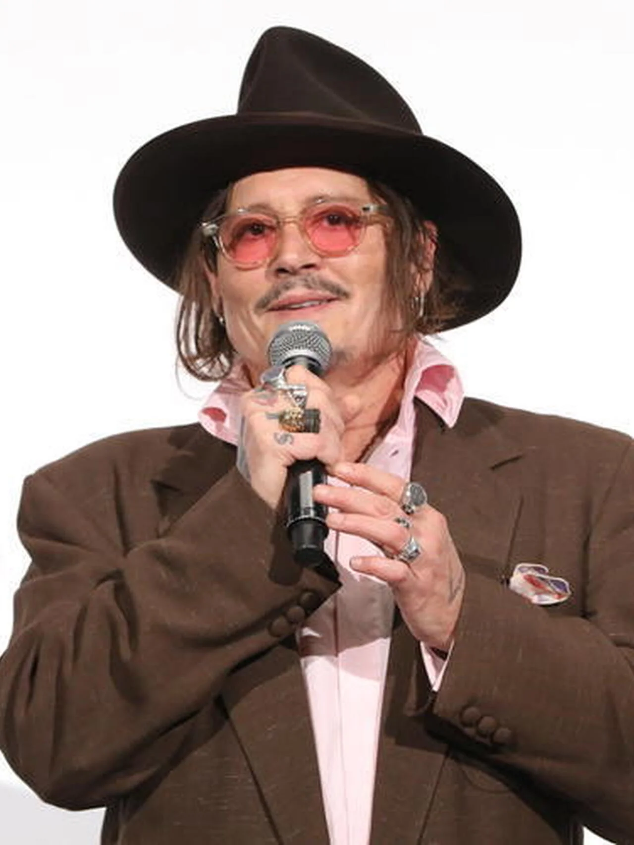 ジョニー・デップが「アル・パチーノから電話がかかってきて……」ときっかけを語る！ 監督作『モディリアーニ！』のため8年半ぶり来日。「次はもっと早く日本に戻ります！」