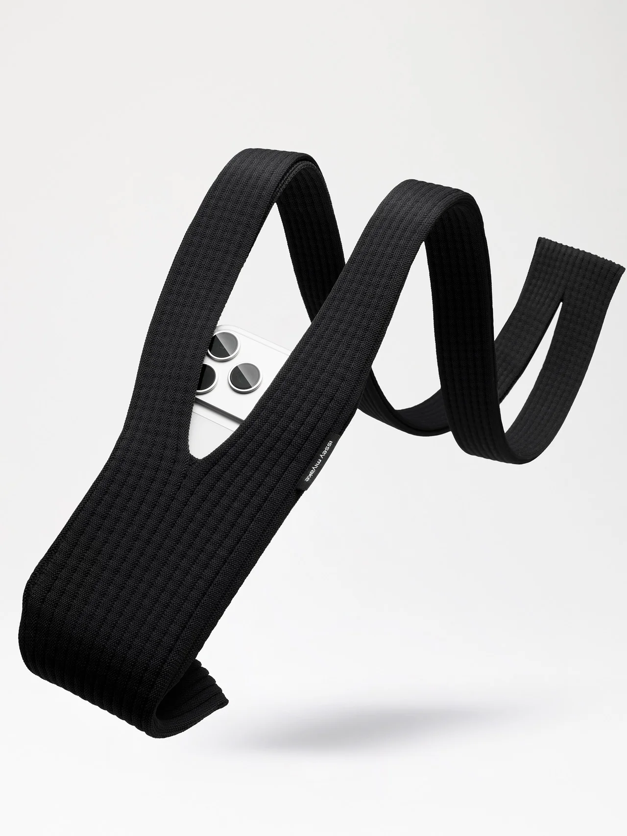 【イッセイ ミヤケ】と【Apple】がコラボ！ iPhoneを携帯できる「iPhone Pocket」を発売! 