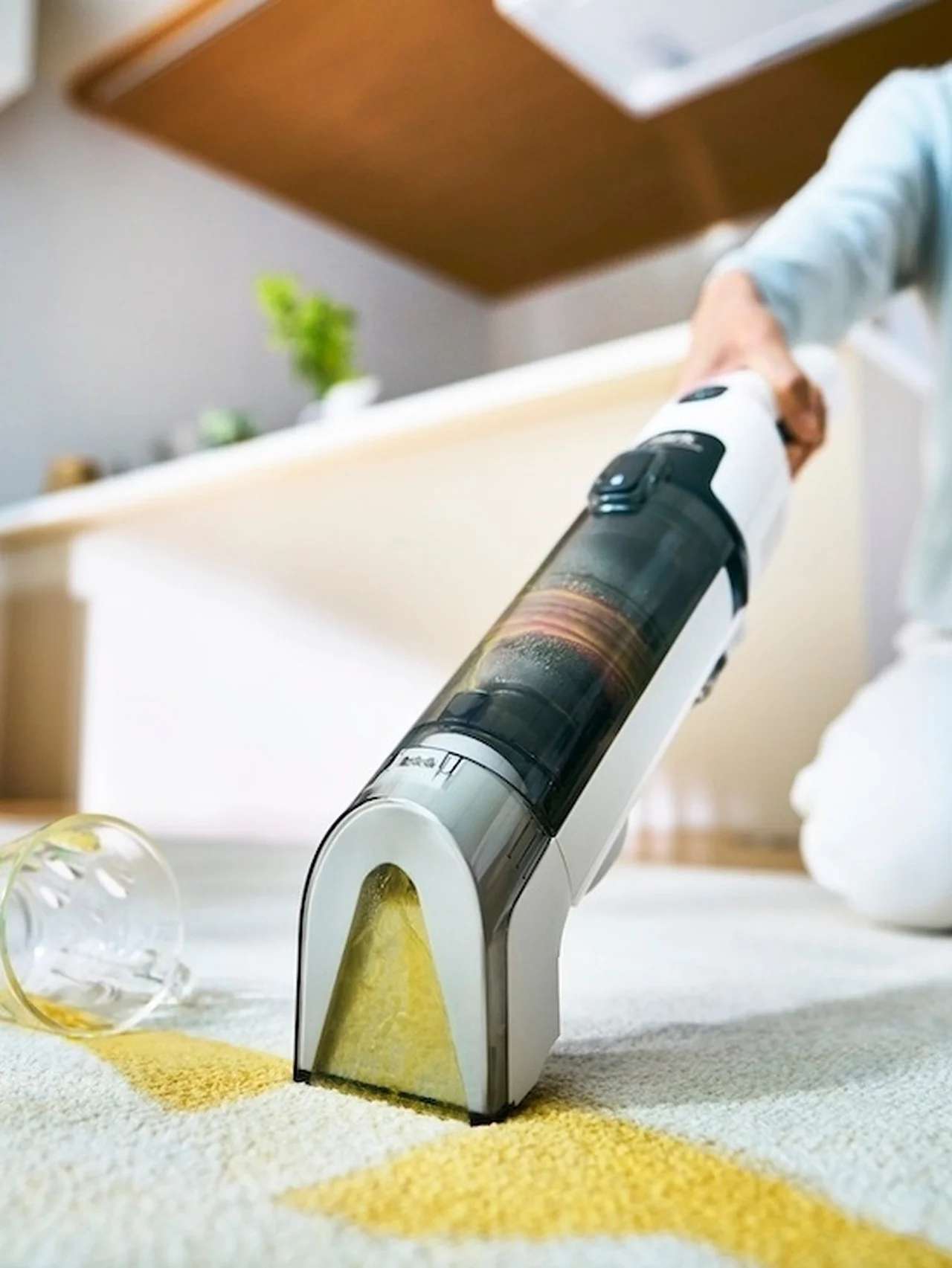 ​​液体汚れをサッと綺麗に！ 【シャーク】よりハンディタイプの「Shark® StainForceコードレスシミ取りクリーナー」が登場