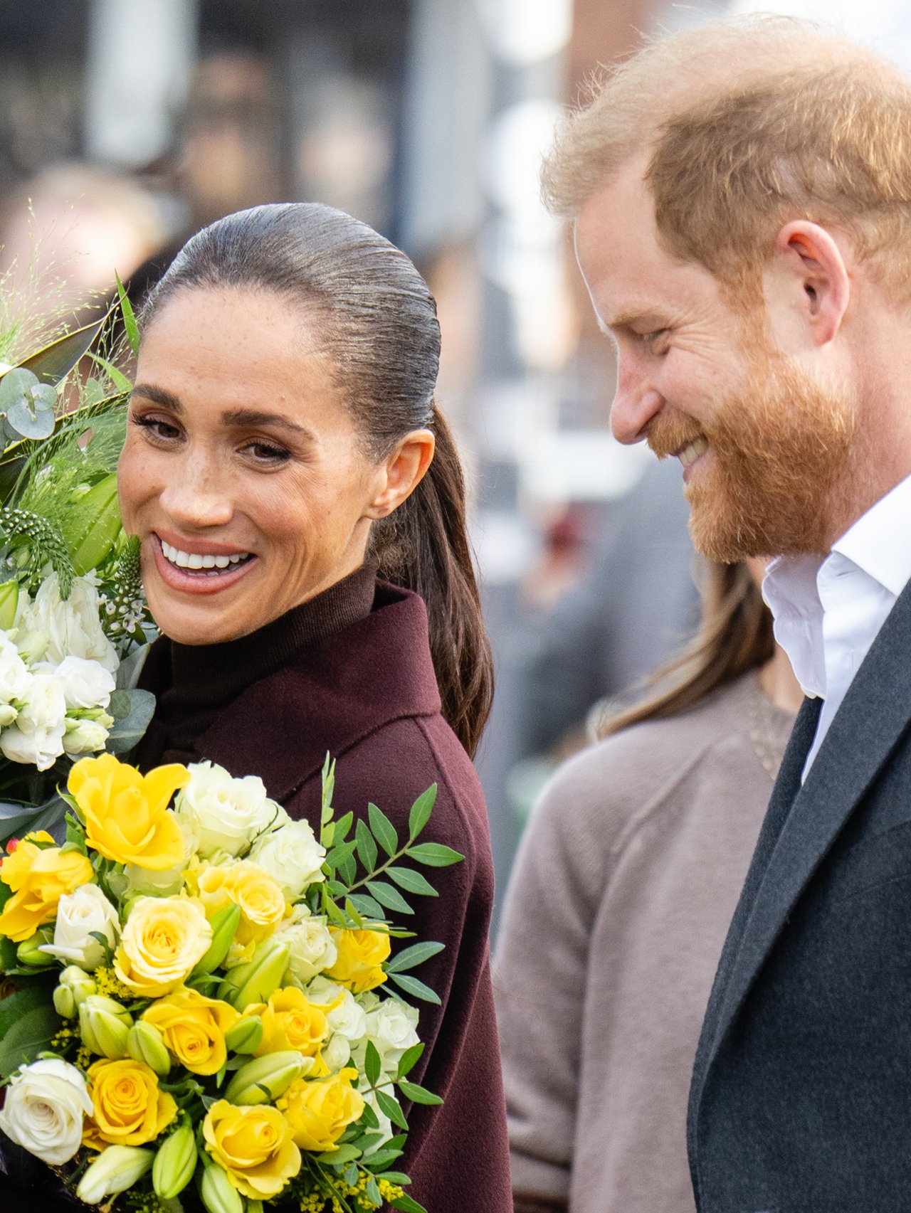 メーガン妃、ヘンリー王子と約9年ぶりに“原点の地”ノッティンガムへ。英国ブランドで統一した洗練ワントーンルックを披露
