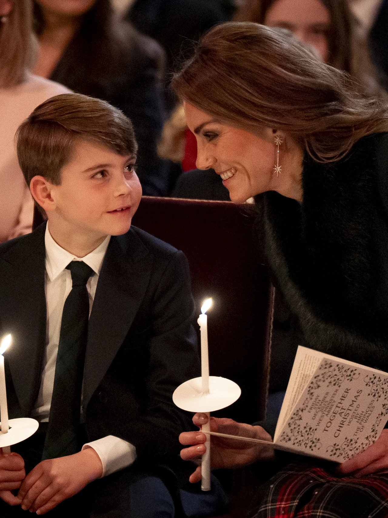 キャサリン皇太子妃の幸せそうな笑顔と前歯が抜けたルイ王子の愛らしさに釘付け！ ウィリアム皇太子一家が2025年クリスマスの家族写真を公開