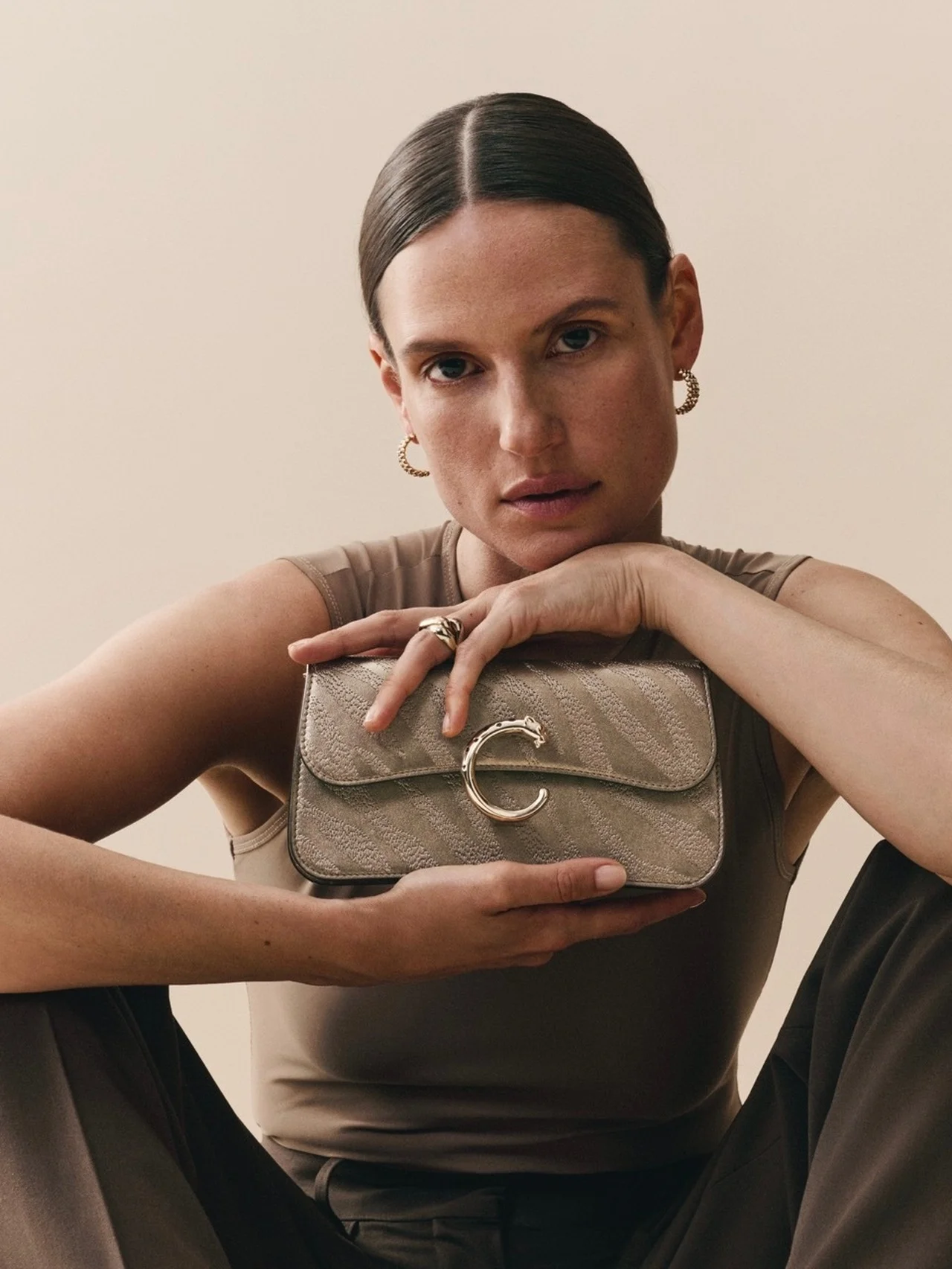 【カルティエ】のバッグコレクションに新作が登場。ビーズやスパンコールで、繊細に輝く華やかな煌めきを