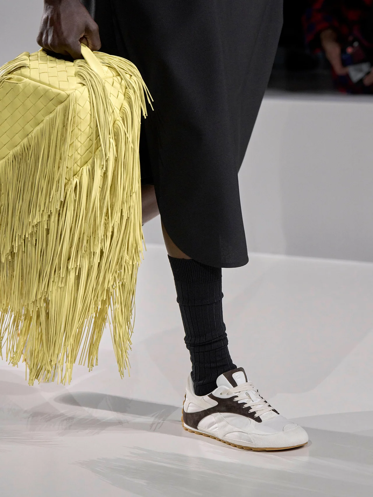 【ボッテガ・ヴェネタ】の人気バレエスニーカー「オービット フラッシュ」からモダンな新色が登場! オンライン限定色も