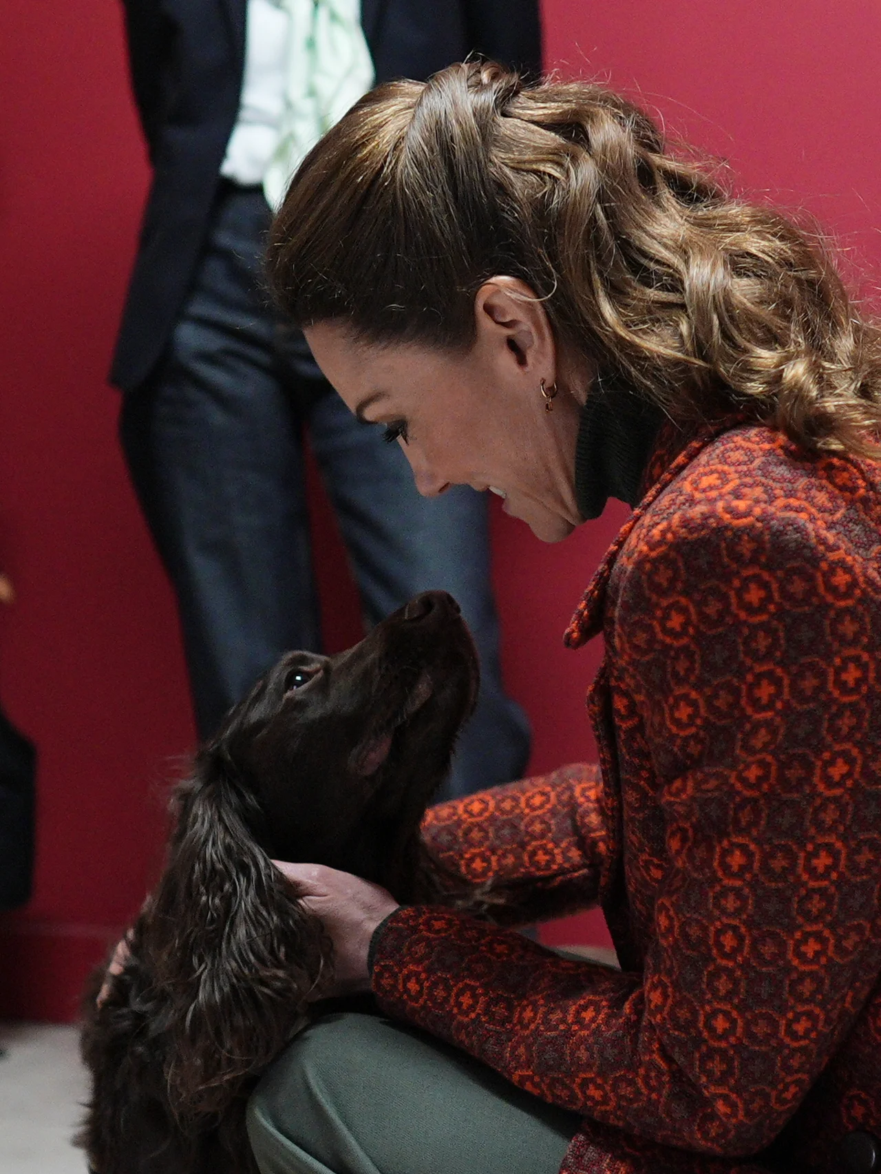 キャサリン皇太子妃、公務先で新たに家族を迎え入れたことを認める。特注のタペストリーコートとパンツで周囲を魅了