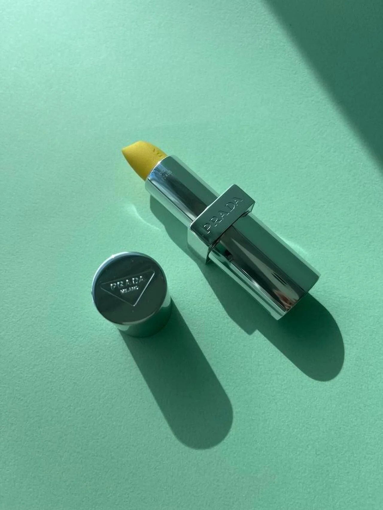 【プラダ ビューティ】の“バナナバーム”を本音レビュー！ 真っ黄色の見た目に迷わずビジュアル買い