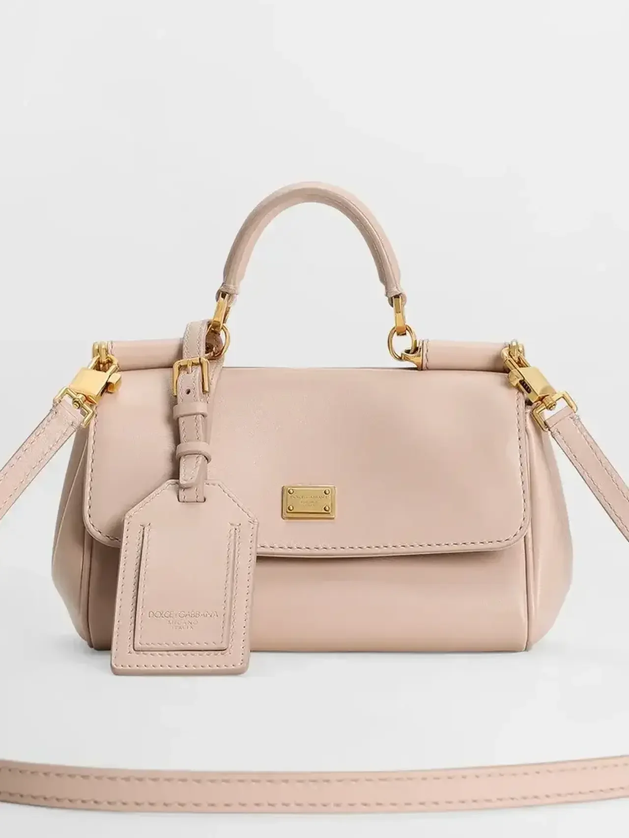 【ドルチェ&ガッバーナ】【アー・ペー・セー】まで！ ホリデーギフトにもおすすめの新作バッグ3選