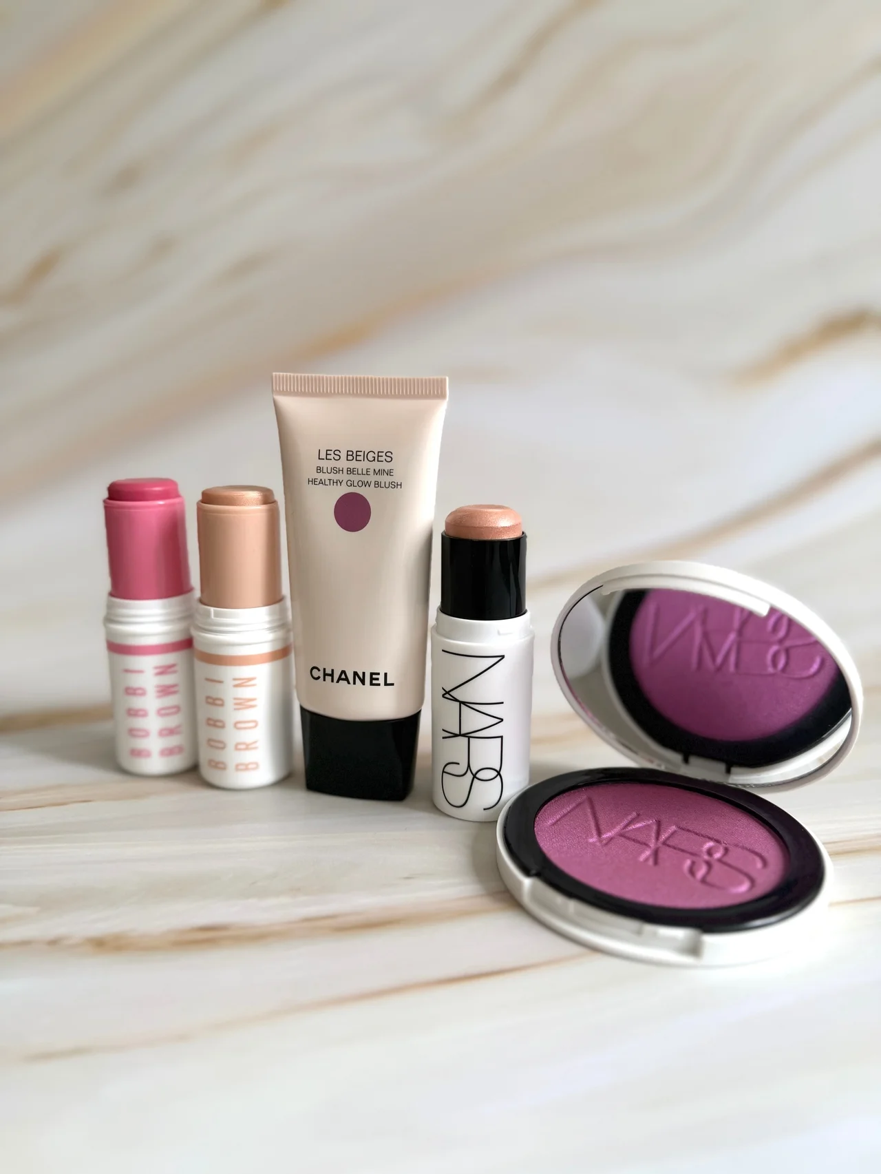 【シャネル】【NARS】ツヤは“盛る”から“足す”時代へ。2026年最新ハイライト＆チークでかなえる輝き【ボビイ ブラウン】