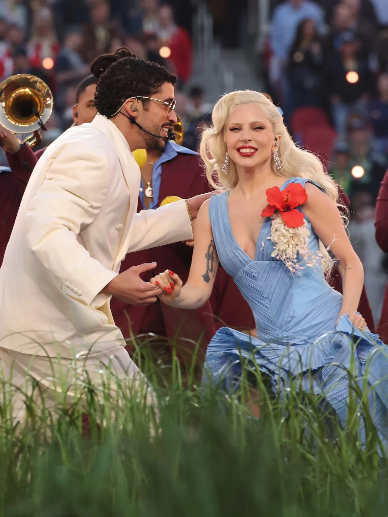 バッド・バニーが【スーパーボウル2026】の中心で愛を叫ぶ！！ 圧巻のステージで「憎しみより強いのは愛だけ」と訴える！ 衣装やステージ構成、来場者など網羅！