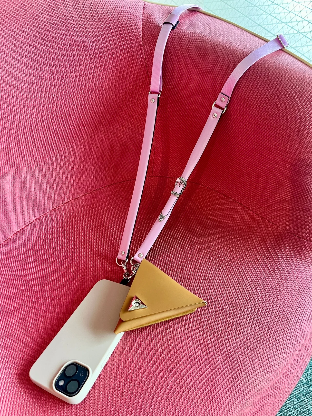 これぞ“ファッションすき間名品”！　大人のための【TOGA TOO】別注フォンストラップ #SPURSHOP