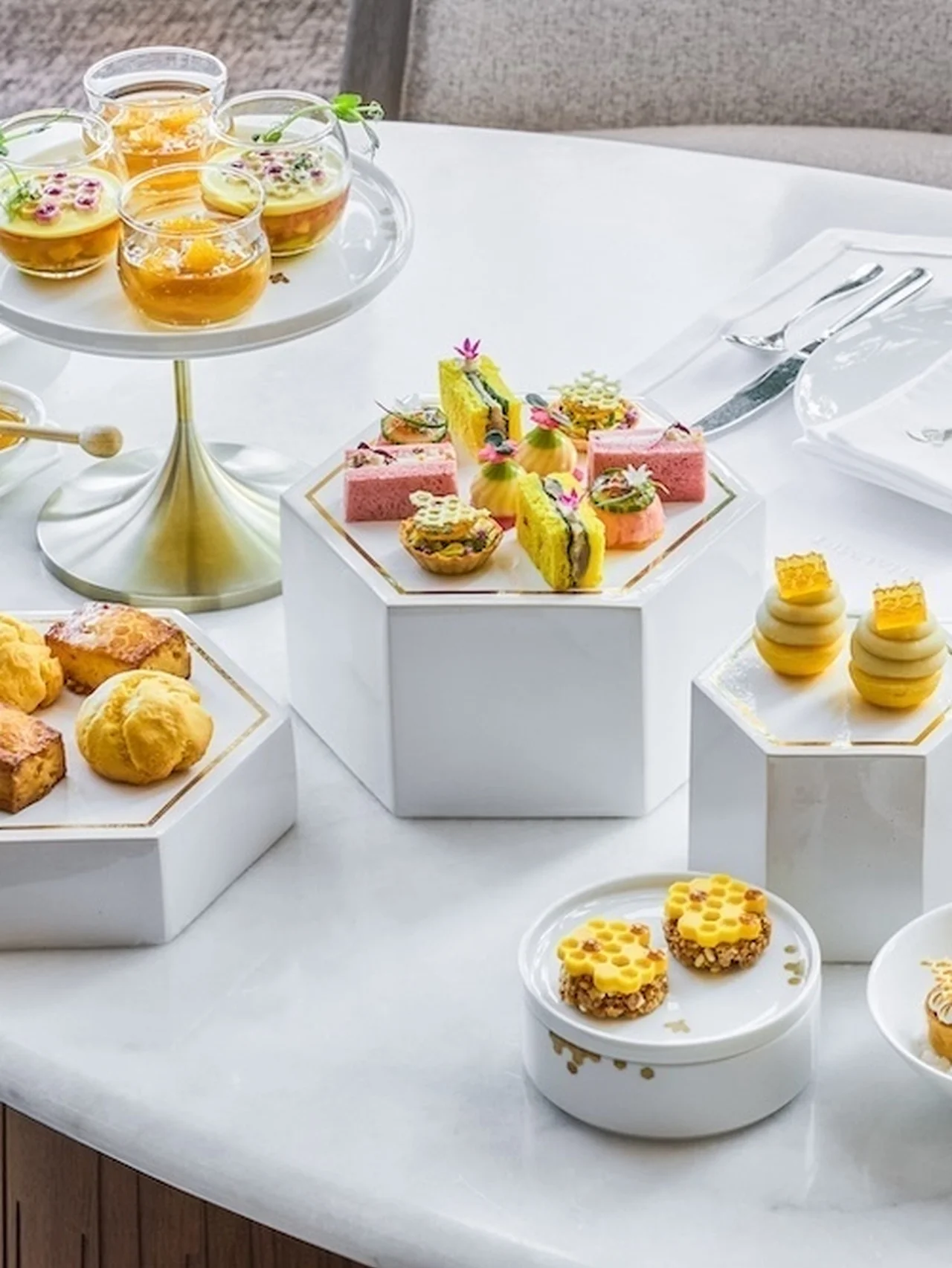 【ショーメ】がザ・リッツ・カールトン東京とコラボ。メゾンを象徴する「ビー ドゥ ショーメ」コレクションを表現したアフタヌーンティーを提供中