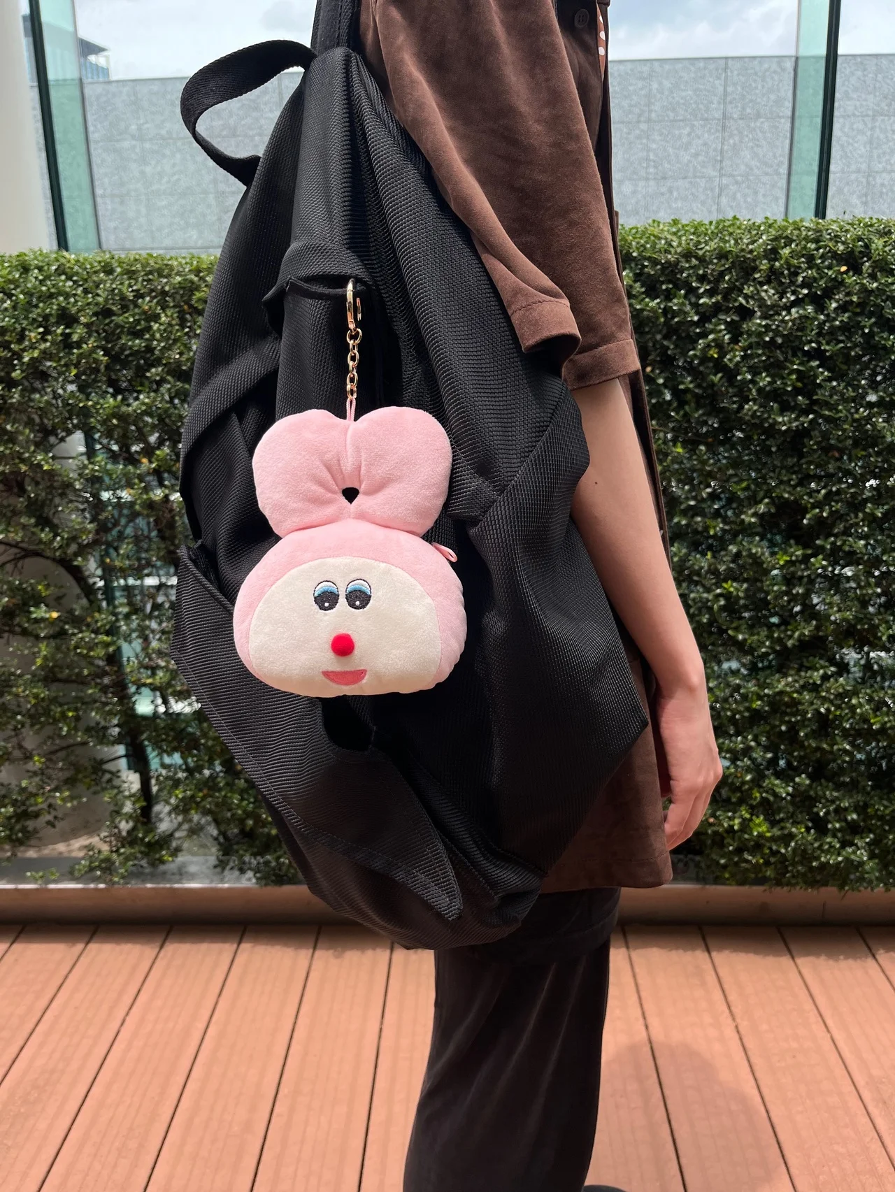 推し活にも一役！ SPUR公式キャラクター「しゅぷるん」の顔ポーチがパワーアップして再登場【SPURSHOP】