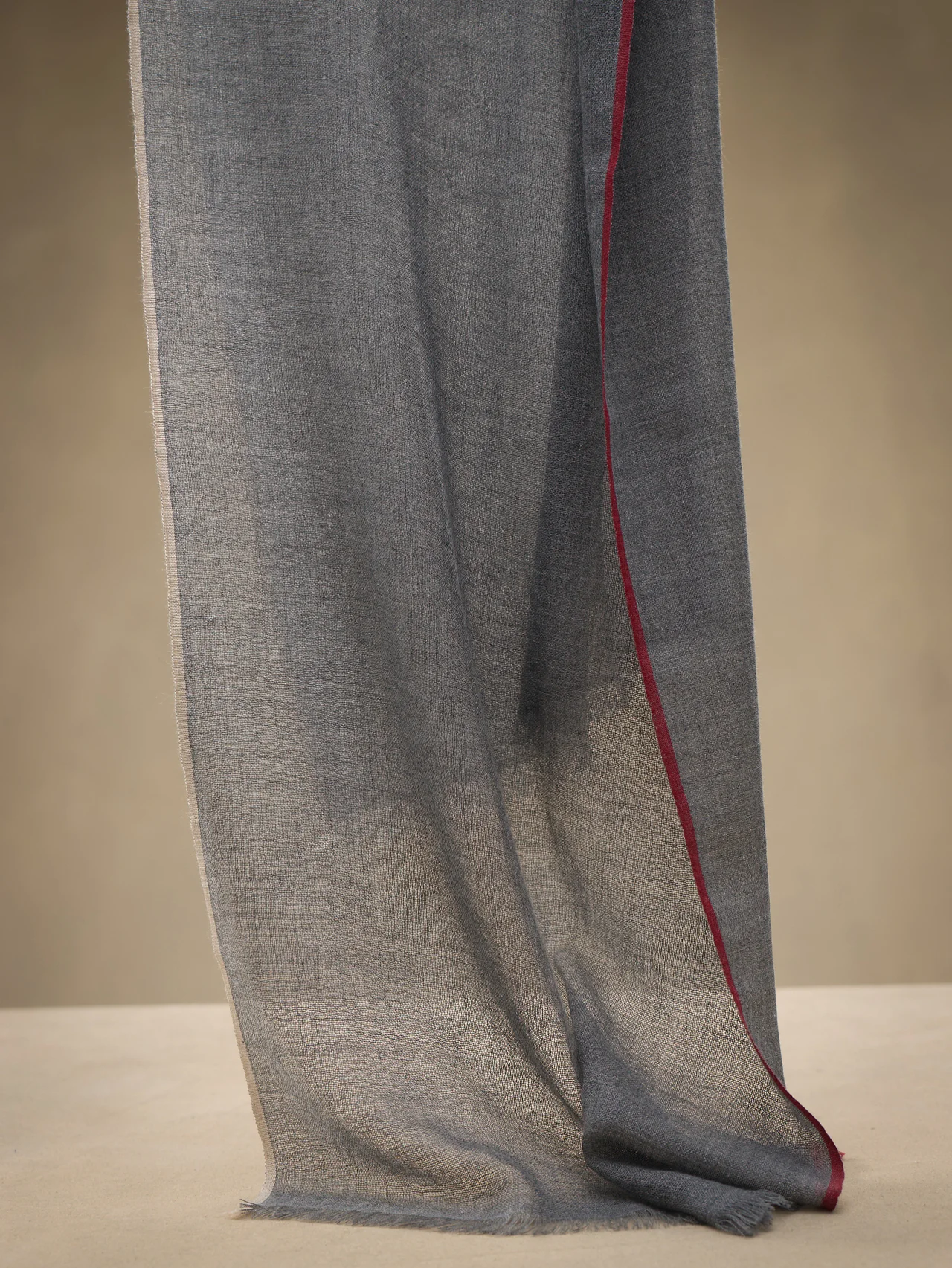 【ブルネロ クチネリ】から「ヒマラヤ再生ファッションリビングラボ」による、ヒマラヤンカシミヤで製作したストールが数量限定で発売