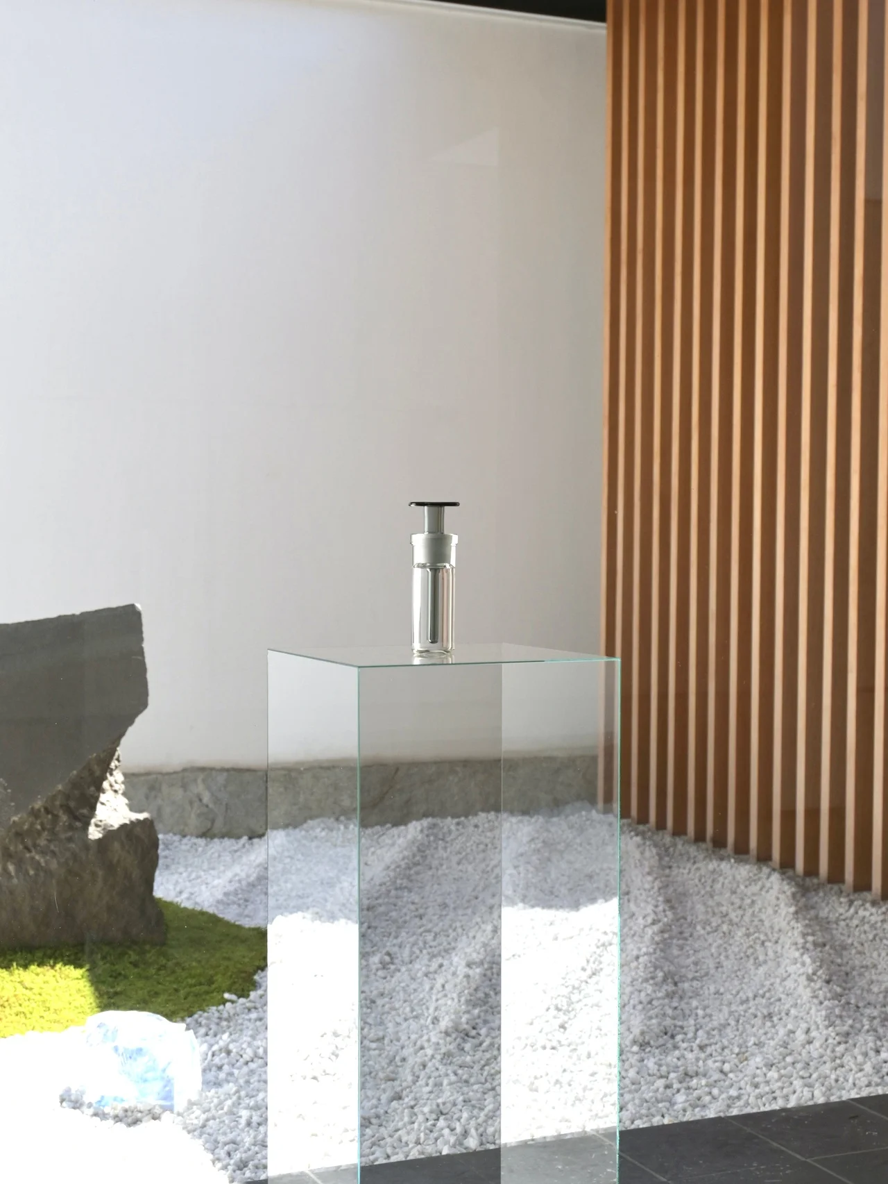 ４月17日まで、京都の名刹が特別な香りで満たされます。T.T×Arpa×両足院の共同プロジェクト「SENKO NO KU」を体験