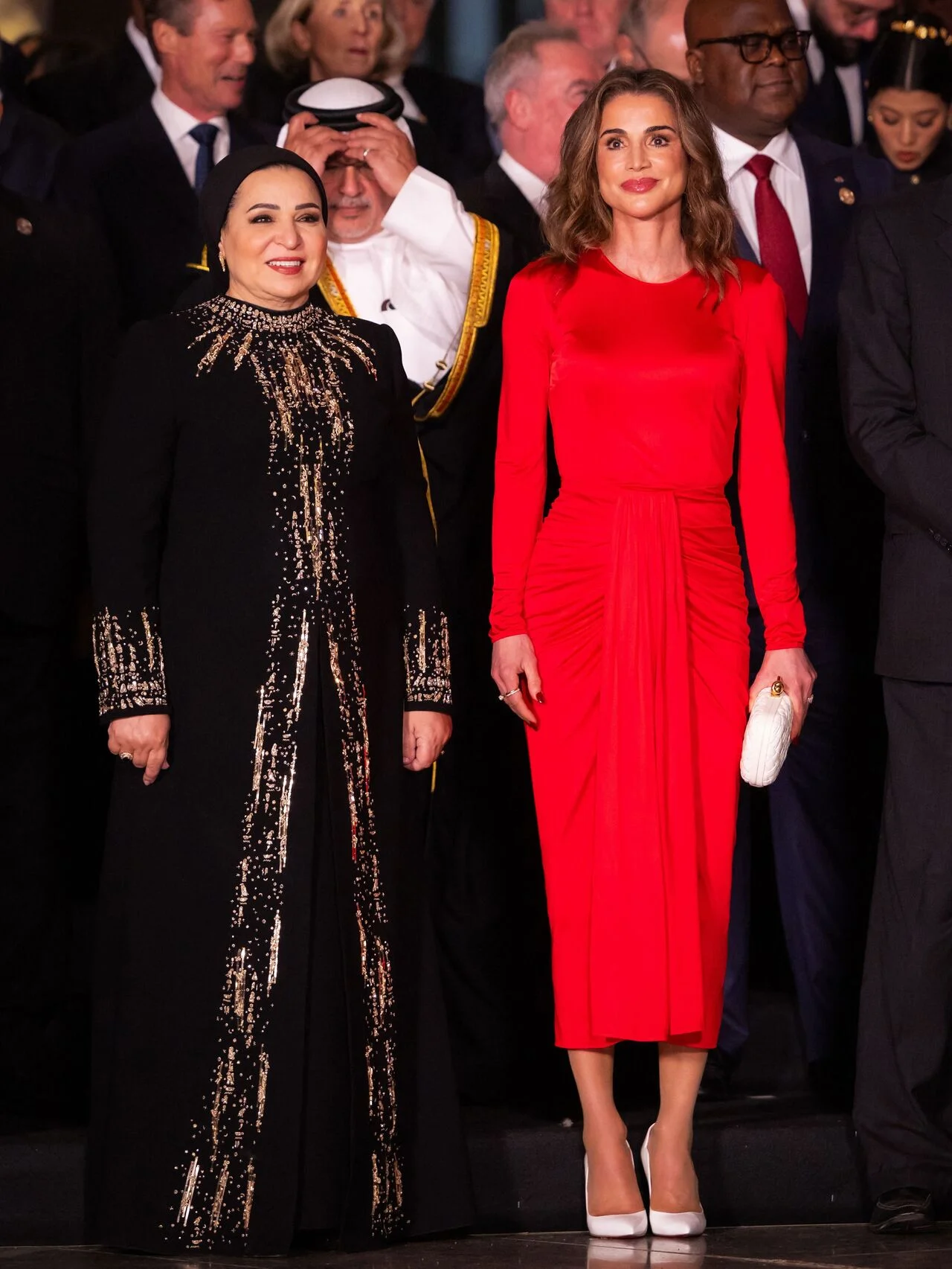 ヨルダン・ラーニア王妃とデンマーク・メアリー王妃が「完璧な洗練ルック」で登場！ 大エジプト博物館の開館式典に豪華ロイヤル大集合