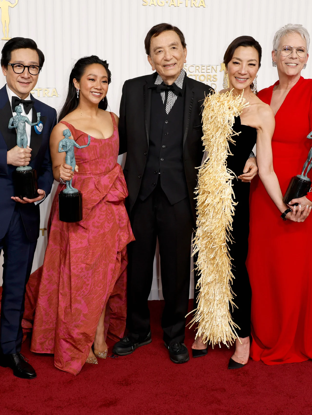 SAGアワード授賞式で主演女優賞と助演女優賞に輝いたふたりの熱烈キスに一同仰天！