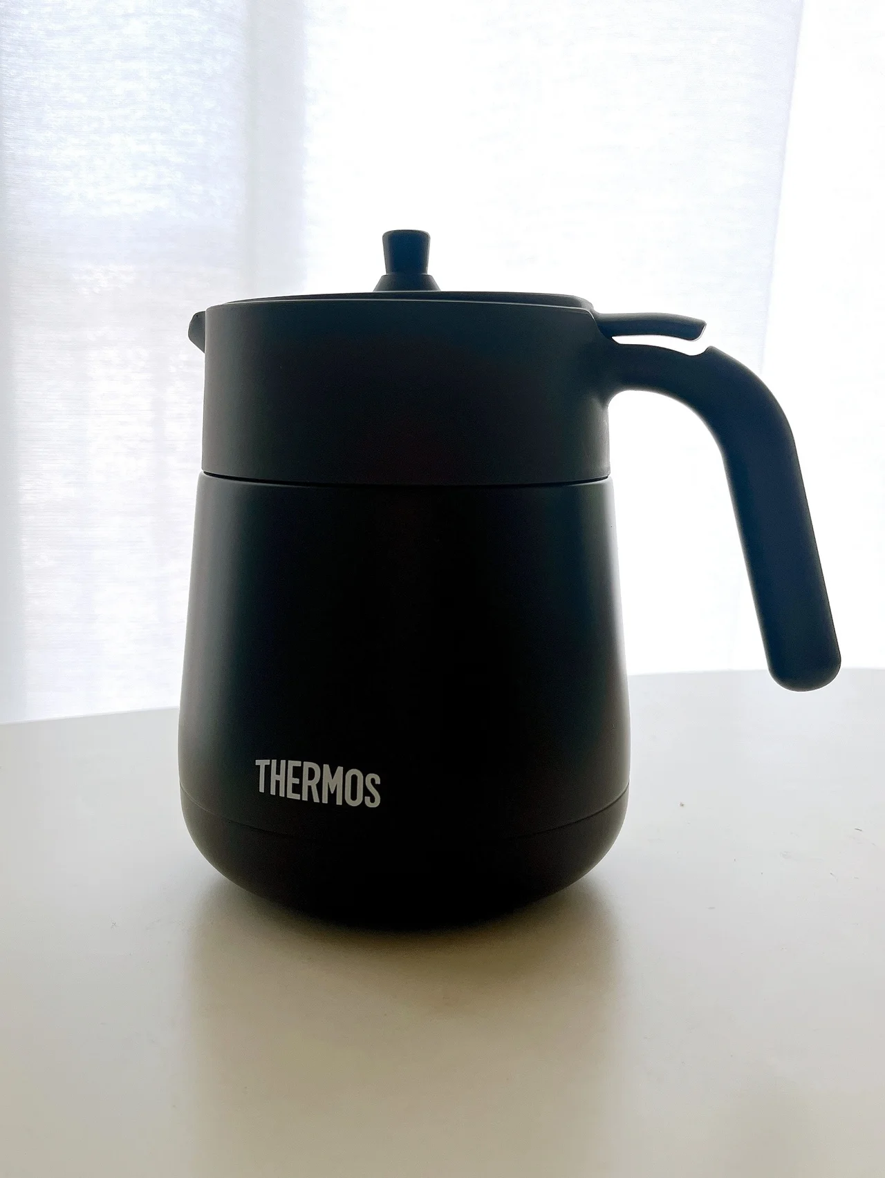 デスクワークの傍に【サーモス】の茶こし付きティーポット