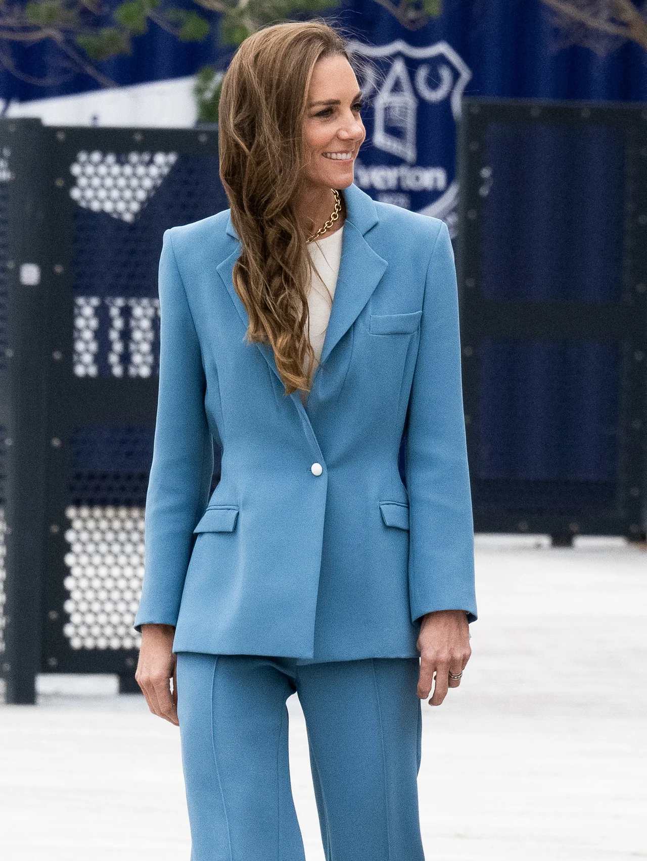 キャサリン皇太子妃、鮮やかなブルースーツでサプライズ登場！ 写真撮影で見せたウィリアム皇太子とのほほえましい一幕も話題に