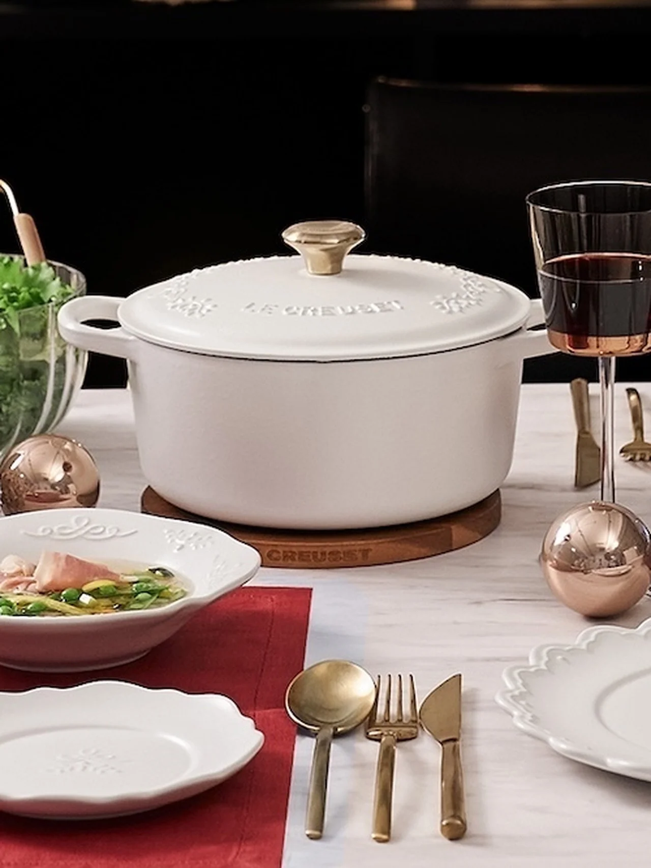 【ル・クルーゼ】の定番鍋やストーンウェアがホリデーシーズン仕様に！ 「クリスマスコレクション」が登場