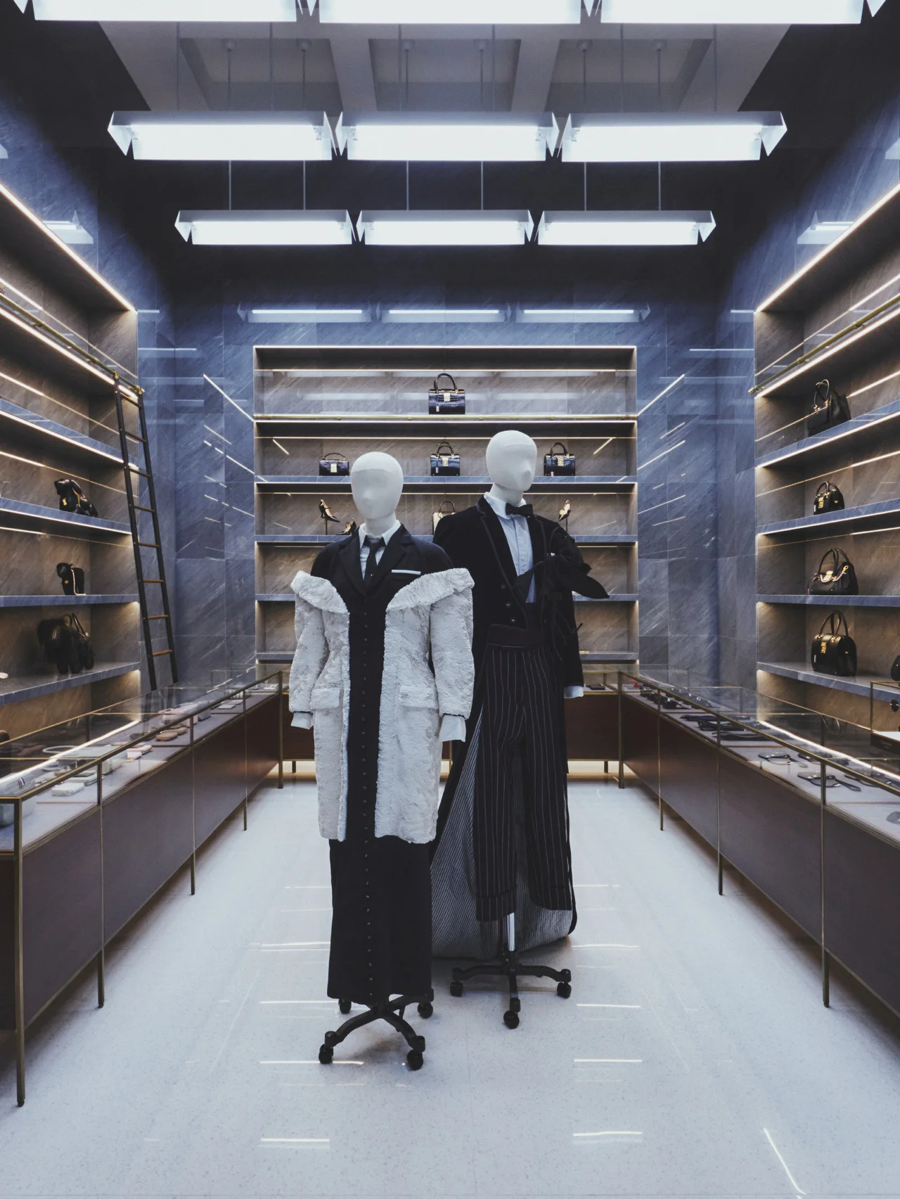 【トム ブラウン】銀座に旗艦店がグランドオープン! 期間限定でメットガラの衣装を展示中