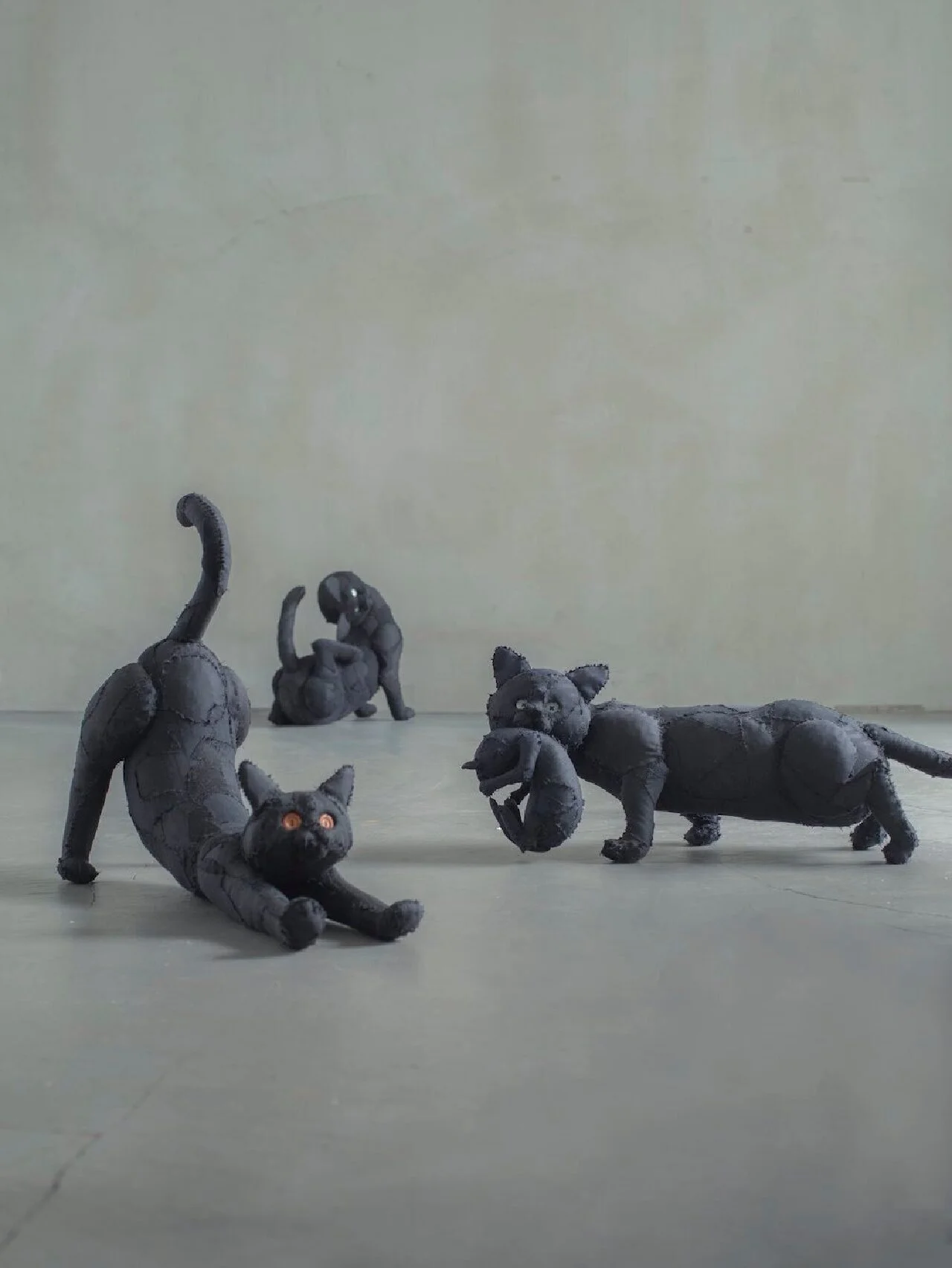等身大の黒猫たちのリアルな表情に興奮！ 衣田雅幸の個展「LIFE」、galerie aにて開催中