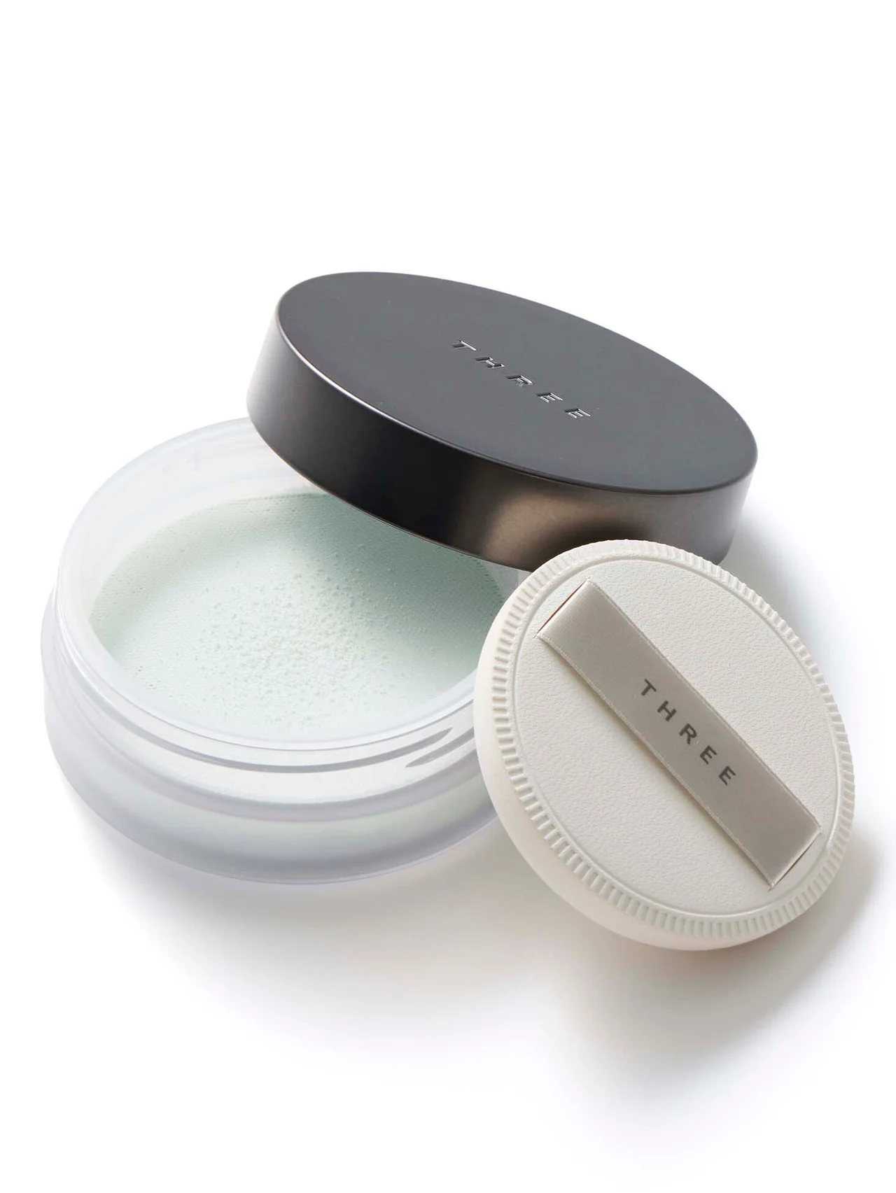 【THREE】“消える粉”発想で夏のベースメイクが快適に！ パウダー限定新色に、新作コンシーラーも