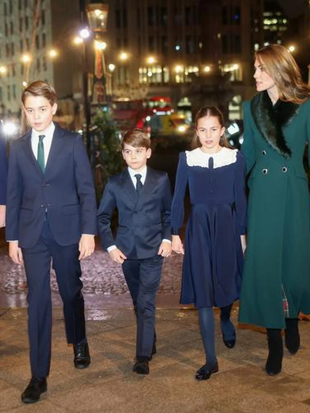 キャサリン皇太子妃のクリスマスキャロルが開催！ 直筆サインの飾りやネイビーの揃いの装いで、ジョージ王子、シャーロット王女、ルイ王子が大きく成長した姿を見せる