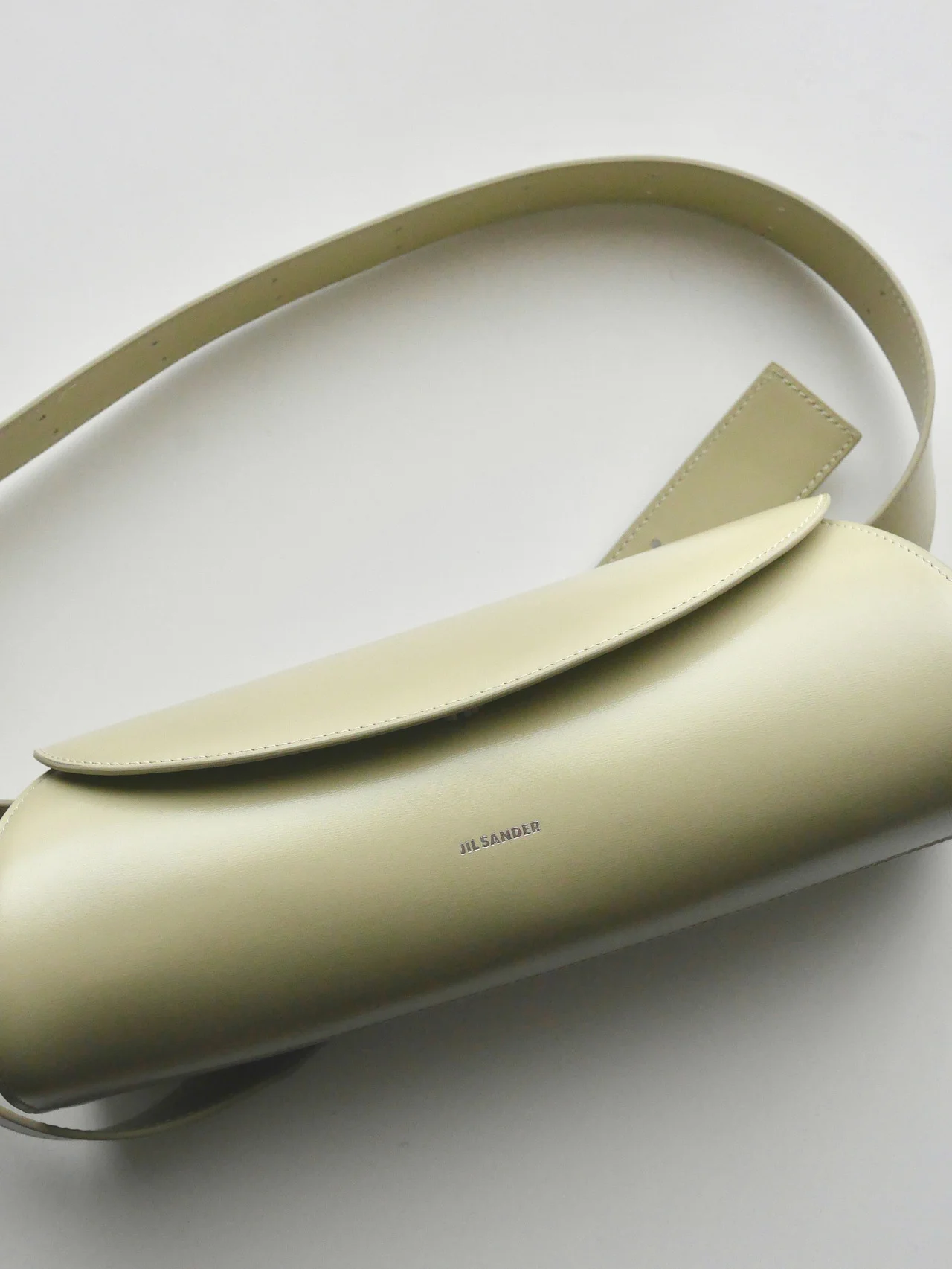 2025年最後の記念買いは、【ジル サンダー】のカンノーロバッグ。使ってみて初めてわかった心地よさと実用性に感動