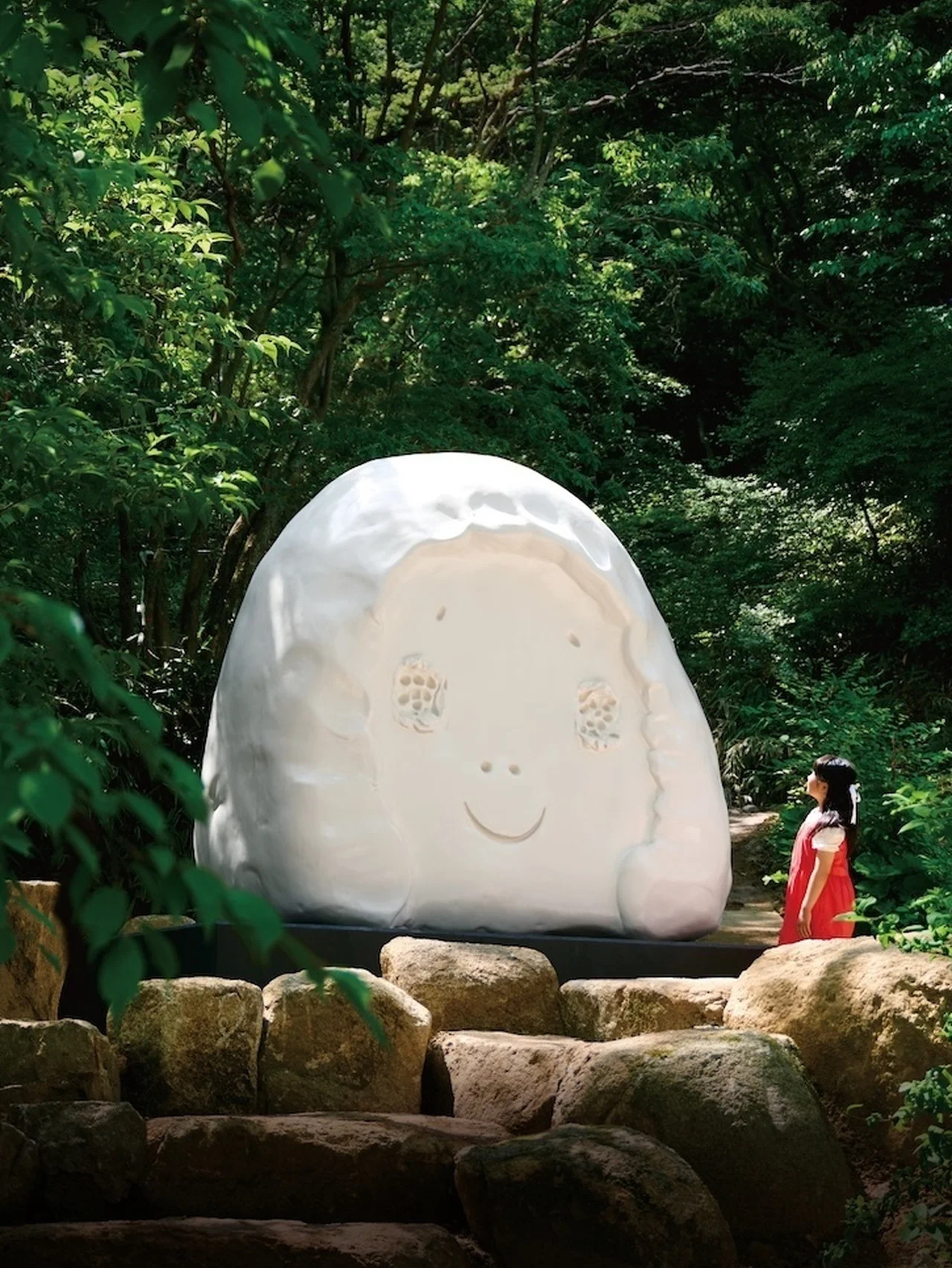奈良美智作品も常設展示！ 神戸・六甲山上で自然とアートを満喫する「神戸六甲ミーツ・アート2025 beyond」が開催中