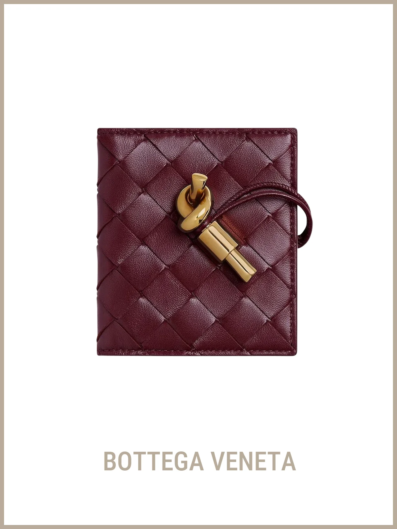 【ボッテガ・ヴェネタ】のカードケース。色香漂う、バーガンディとゴールドのノットクロージャー