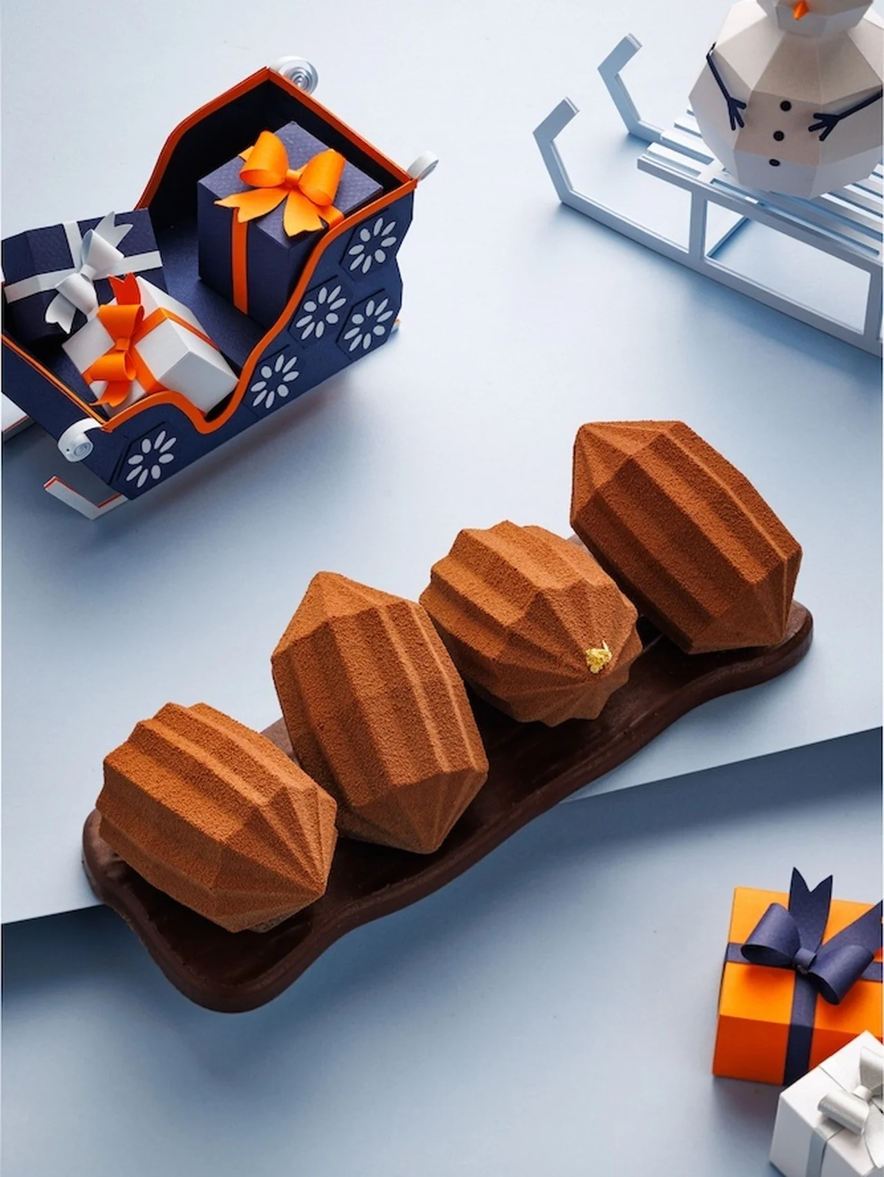 【ル・ショコラ・アラン・デュカス】よりクリスマスコレクションが登場。アートピースのようなビュッシュ・ド・ノエルも！