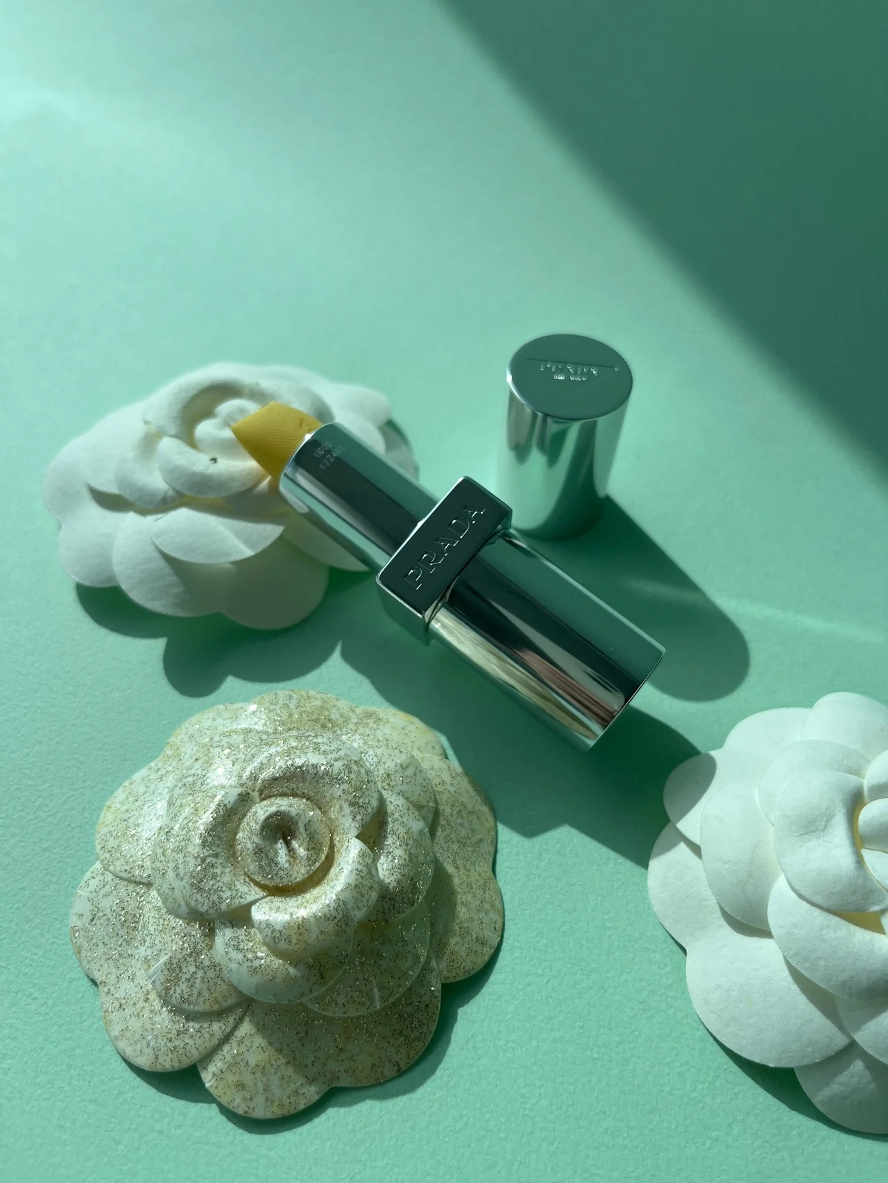 【プラダ ビューティ】の“バナナバーム”を本音レビュー！ 真っ黄色の見た目に迷わずビジュアル買い