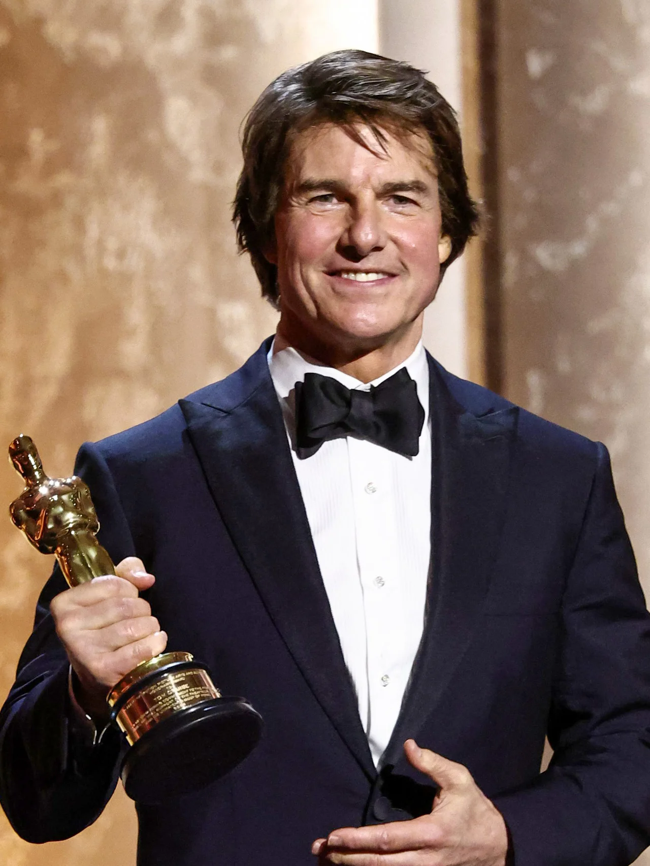 トム・クルーズがオスカー初受賞！念願の受賞に祝賀会ではダンスで大盛り上がり。一方、元妻ニコール・キッドマンについて沈黙を破る？！