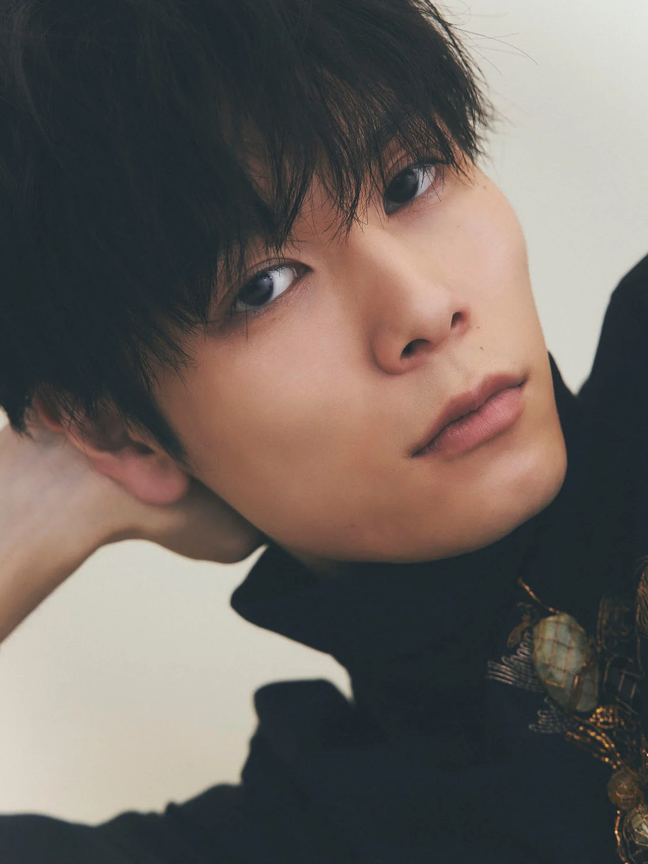 俳優【萩原利久】、二枚目と三枚目の狭間でたゆたう光【SPUR BOYS】