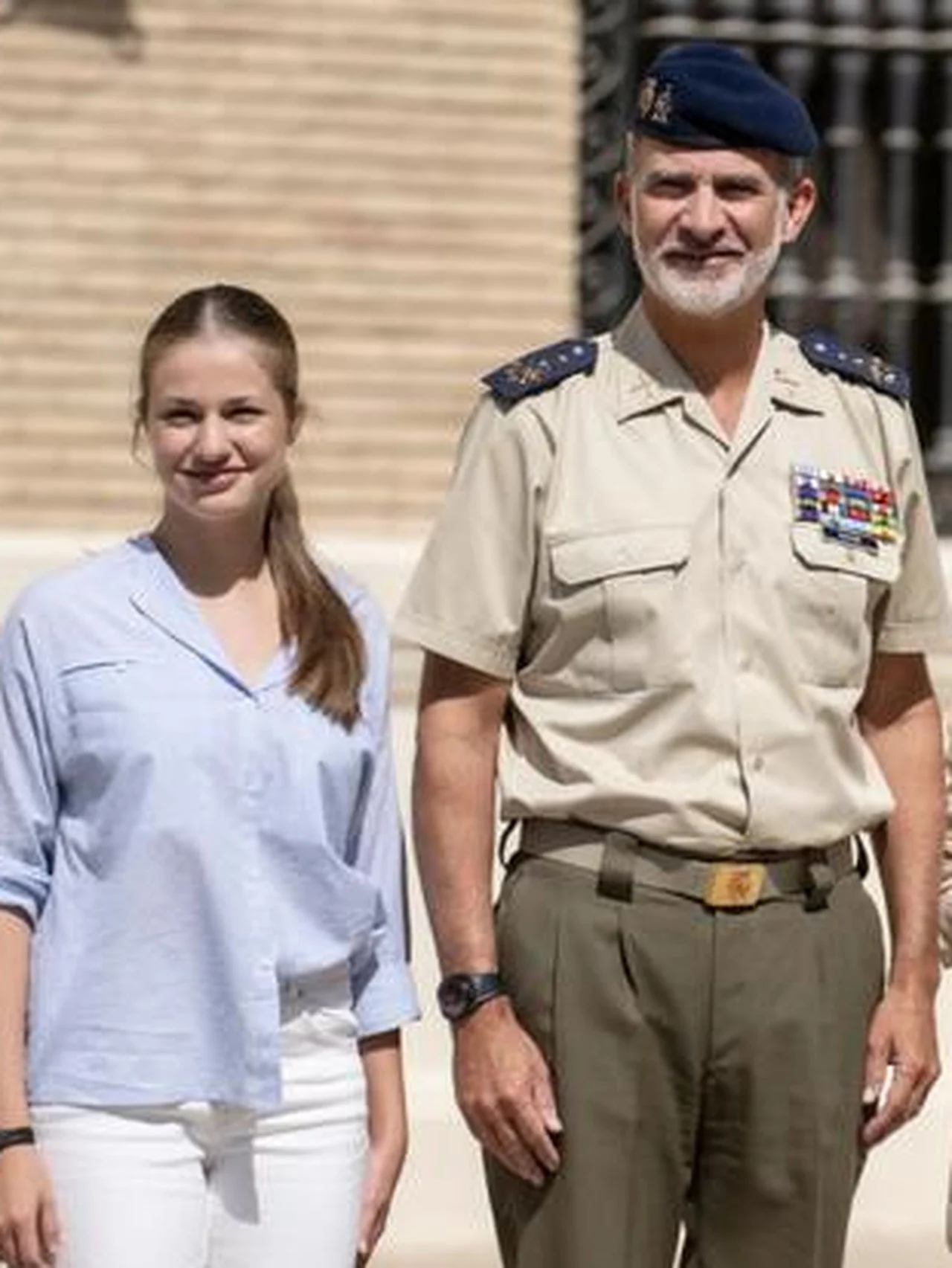 スペインのレオノール王女、３年間の軍事訓練へ。“未来の女王”の門出を王妃がハグで祝福