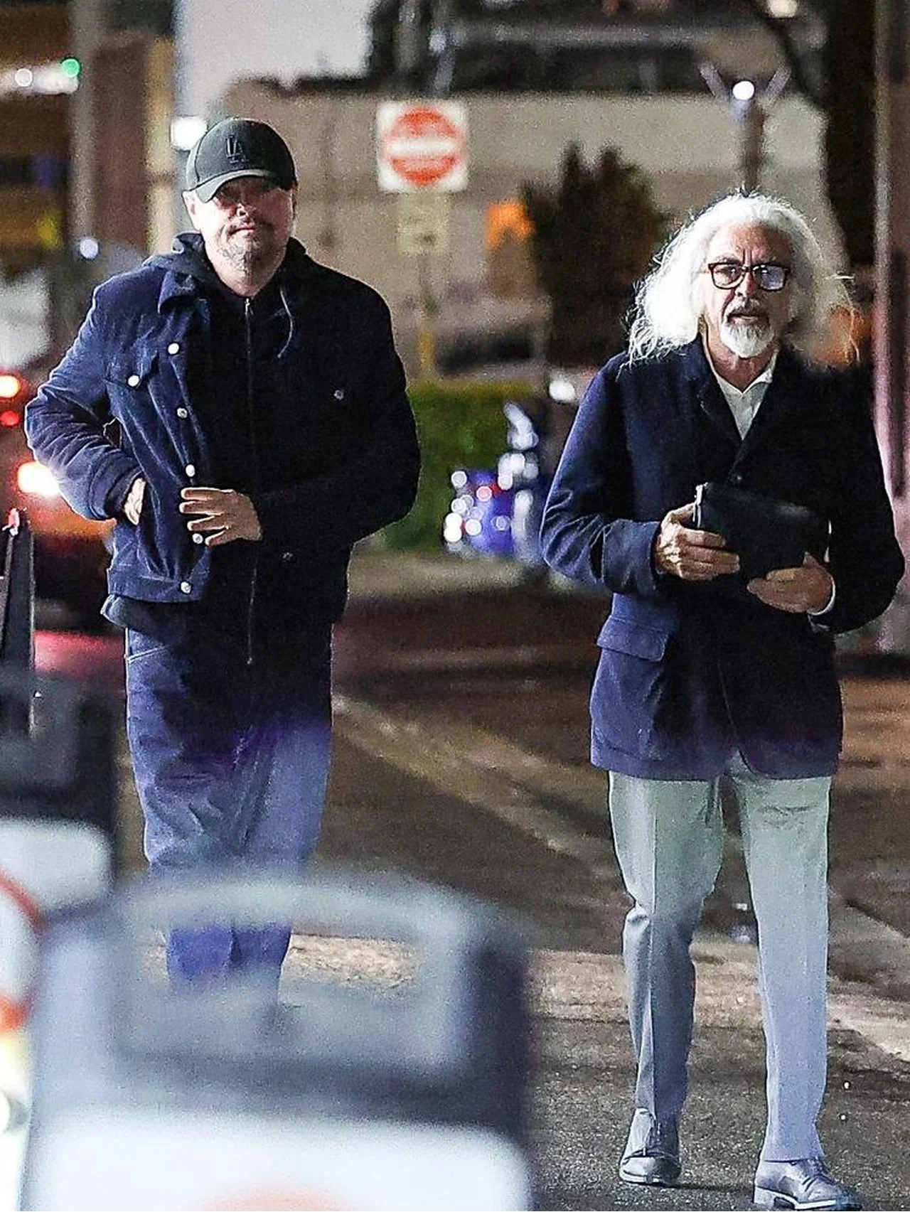 レオナルド・ディカプリオ、珍しく父子でセレブパーティへ！ 長い白髪をなびかせるジョージ・ディカプリオが注目の的に！