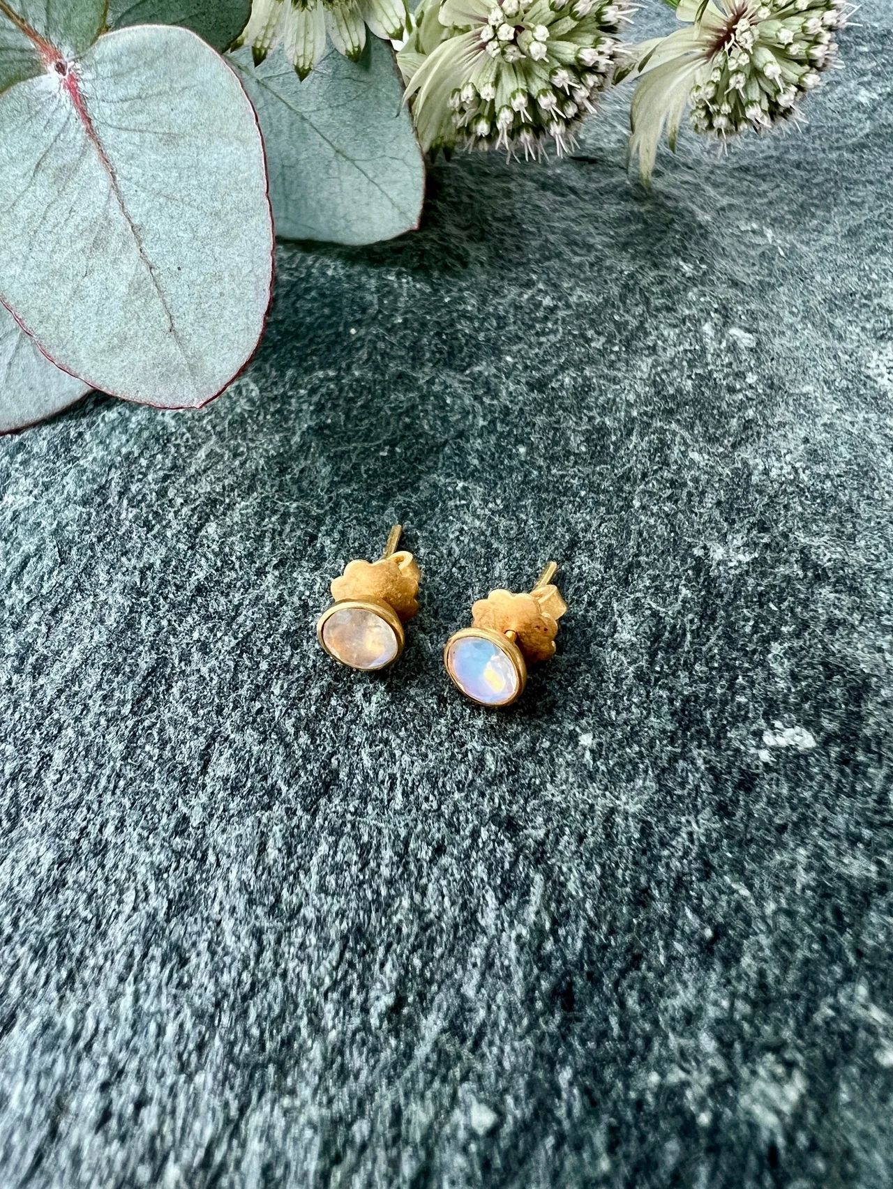 【マリーエレーヌ ドゥ タイヤック】の一粒ピアスで顔まわりが華やかに！